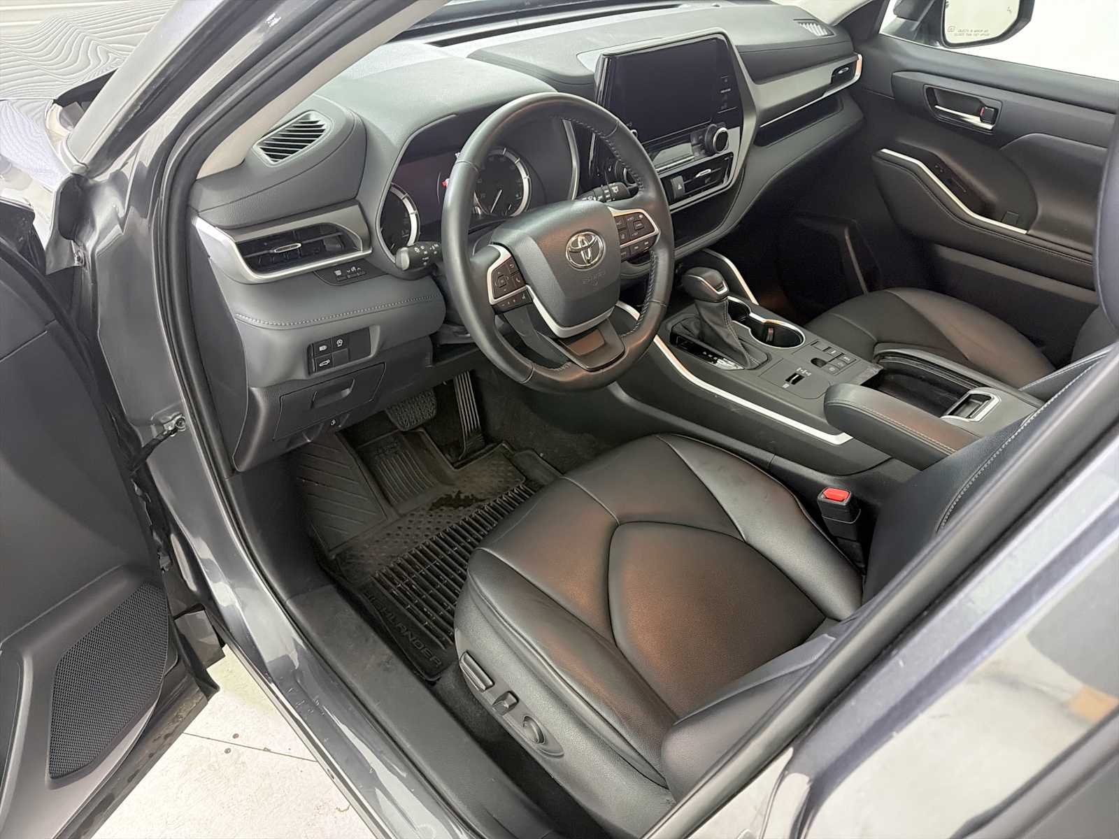 Thumbnail: 2023 Toyota Highlander - 11