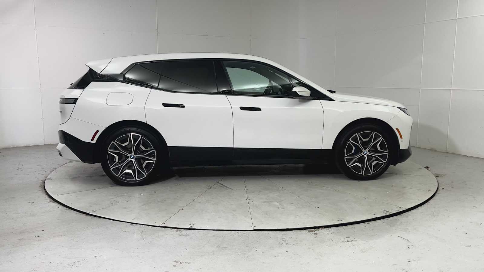 Thumbnail: 2023 BMW iX - 9