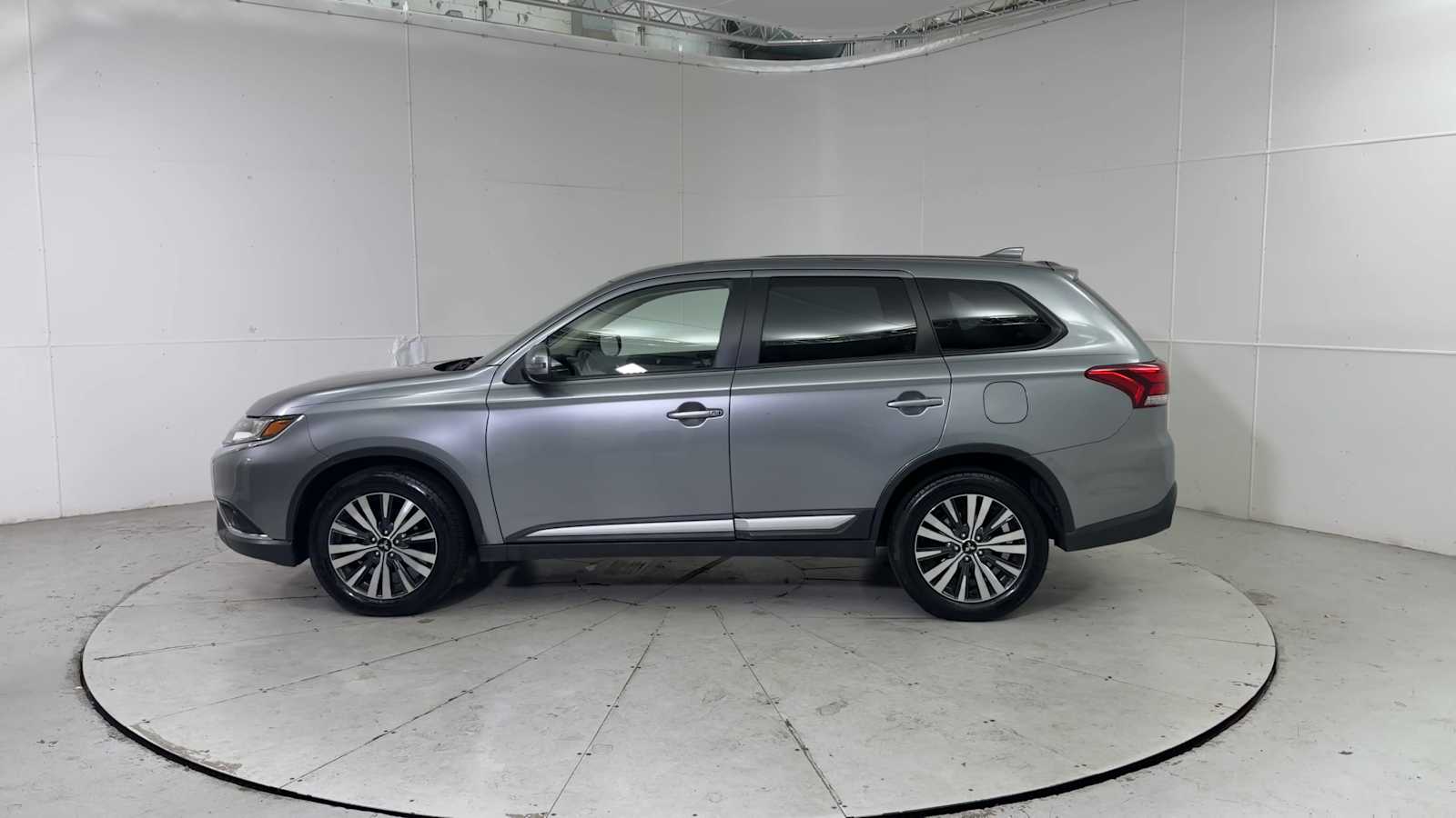 Thumbnail: 2019 Mitsubishi Outlander - 5