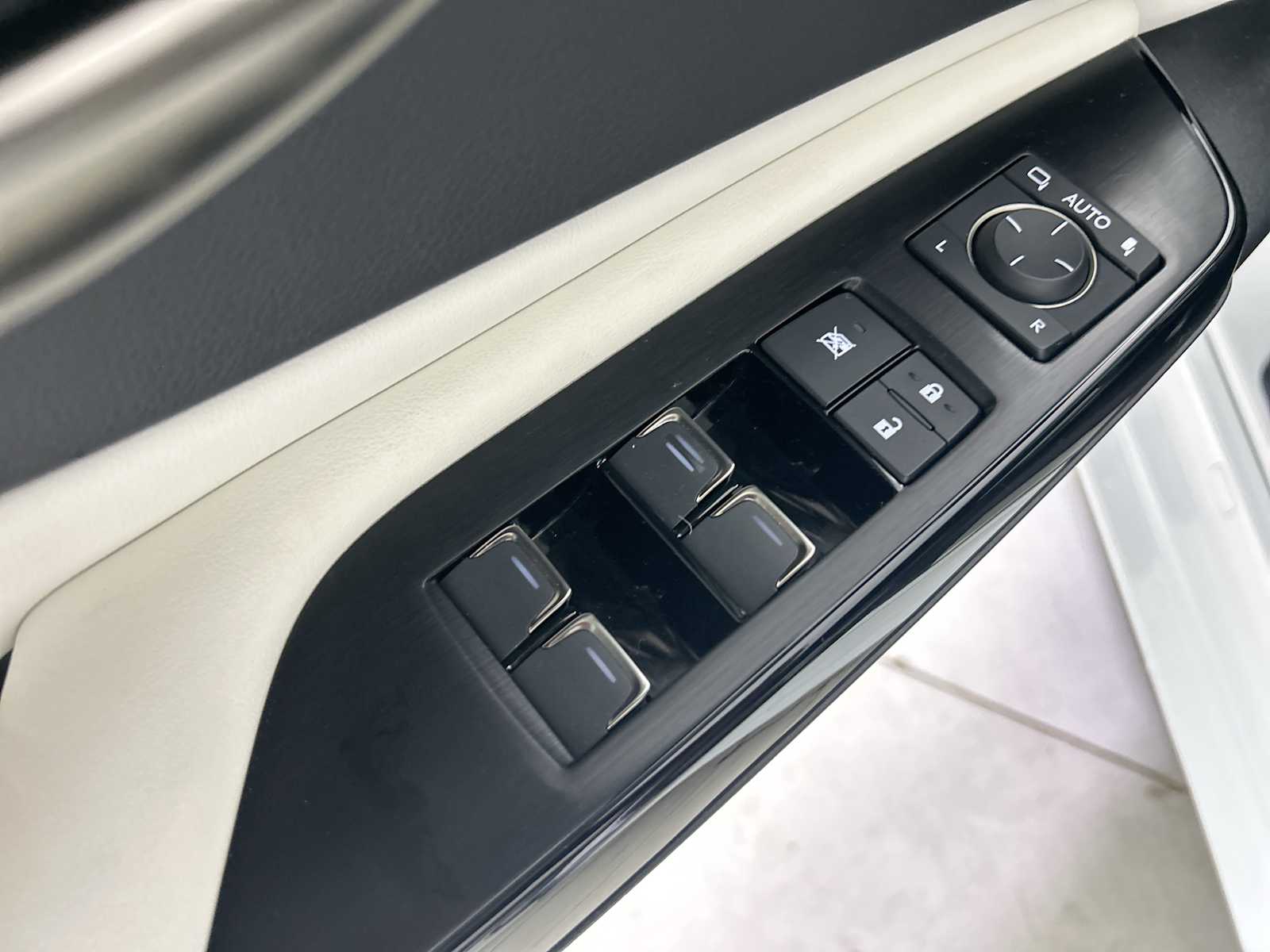 Thumbnail: 2022 Lexus ES - 15