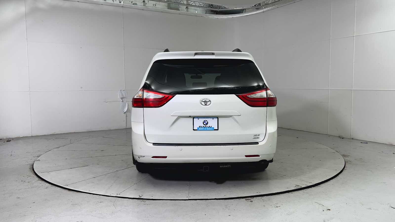 Thumbnail: 2017 Toyota Sienna - 3