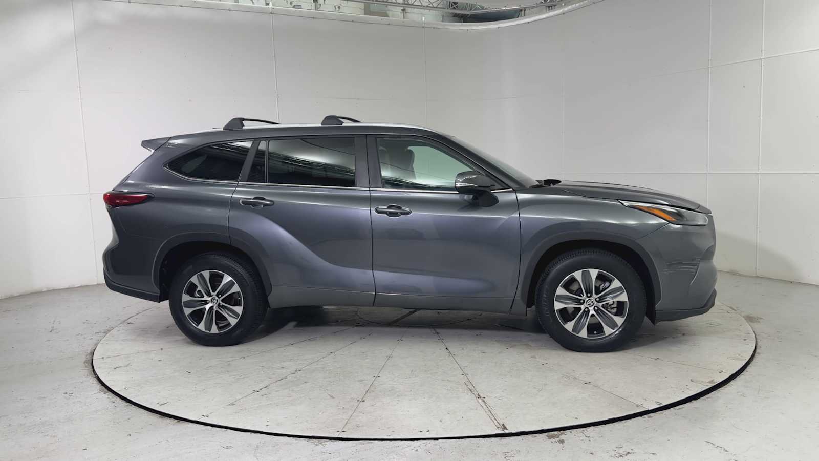 Thumbnail: 2023 Toyota Highlander - 9