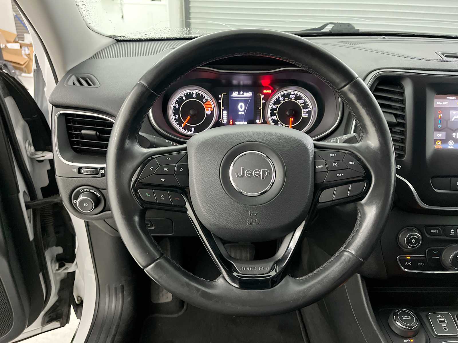 Thumbnail: 2019 Jeep Cherokee - 11