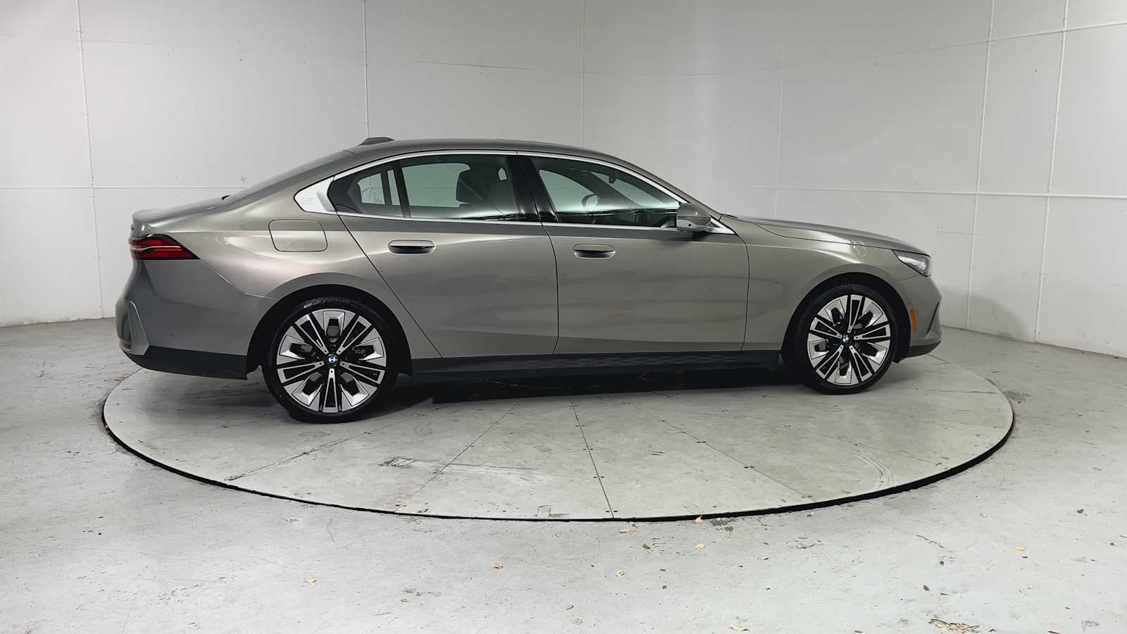 Thumbnail: 2026 BMW 5 Series - 9
