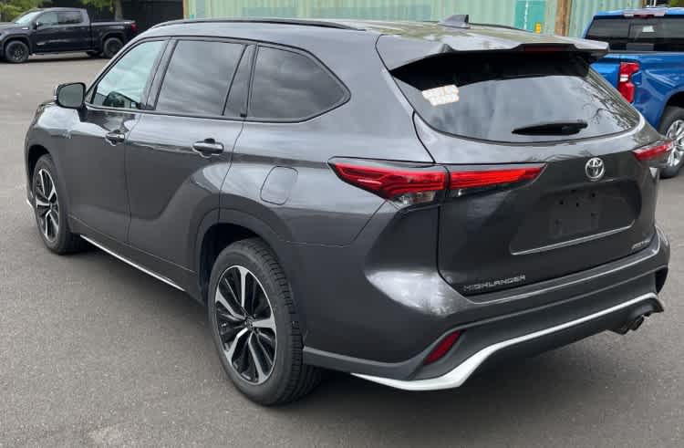 Thumbnail: 2022 Toyota Highlander - 3
