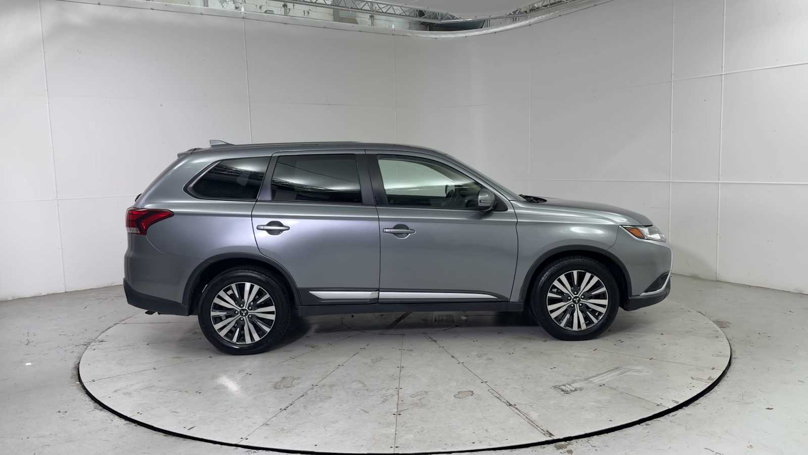 Thumbnail: 2019 Mitsubishi Outlander - 9