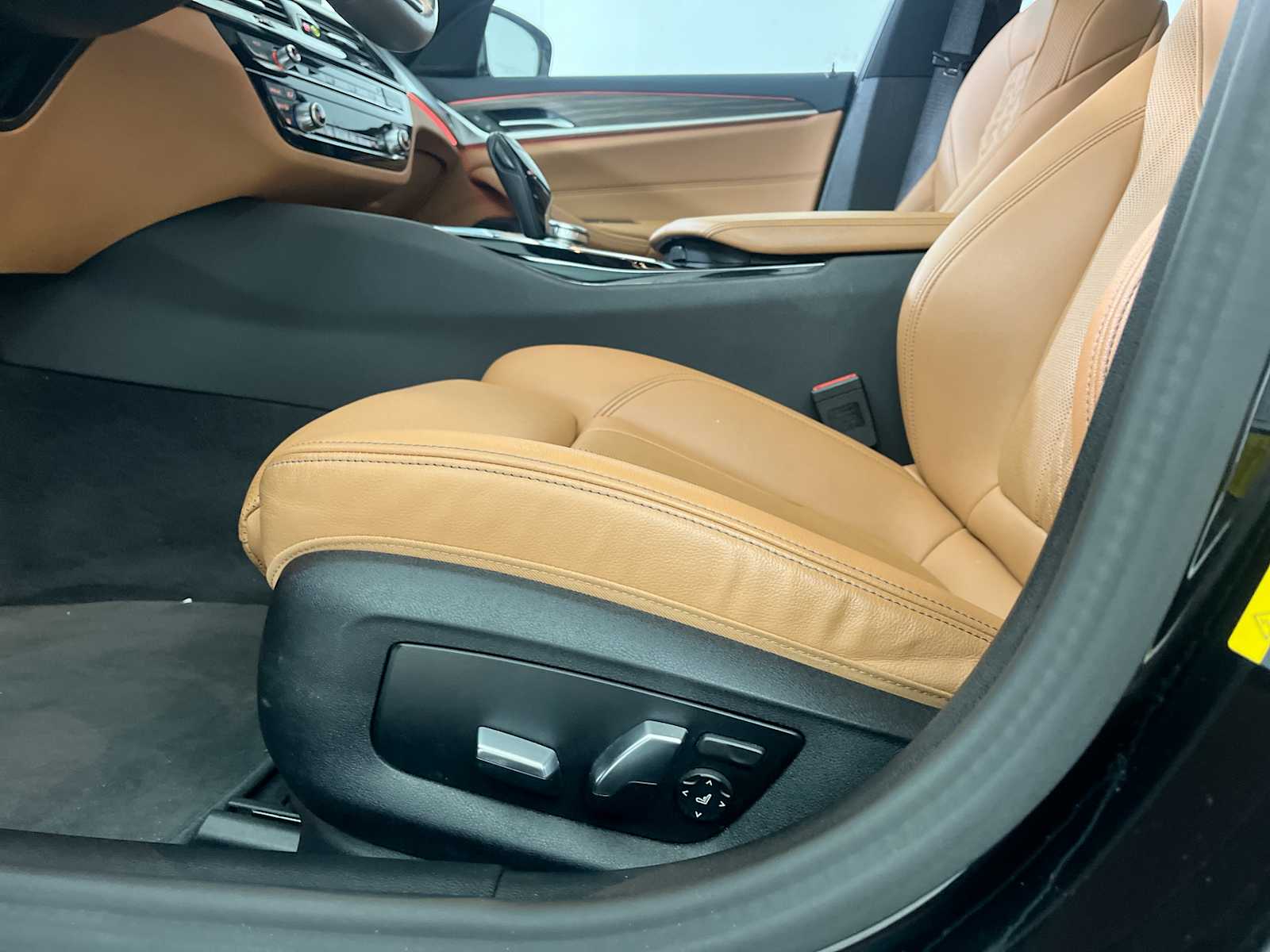Thumbnail: 2023 BMW 5 Series - 20