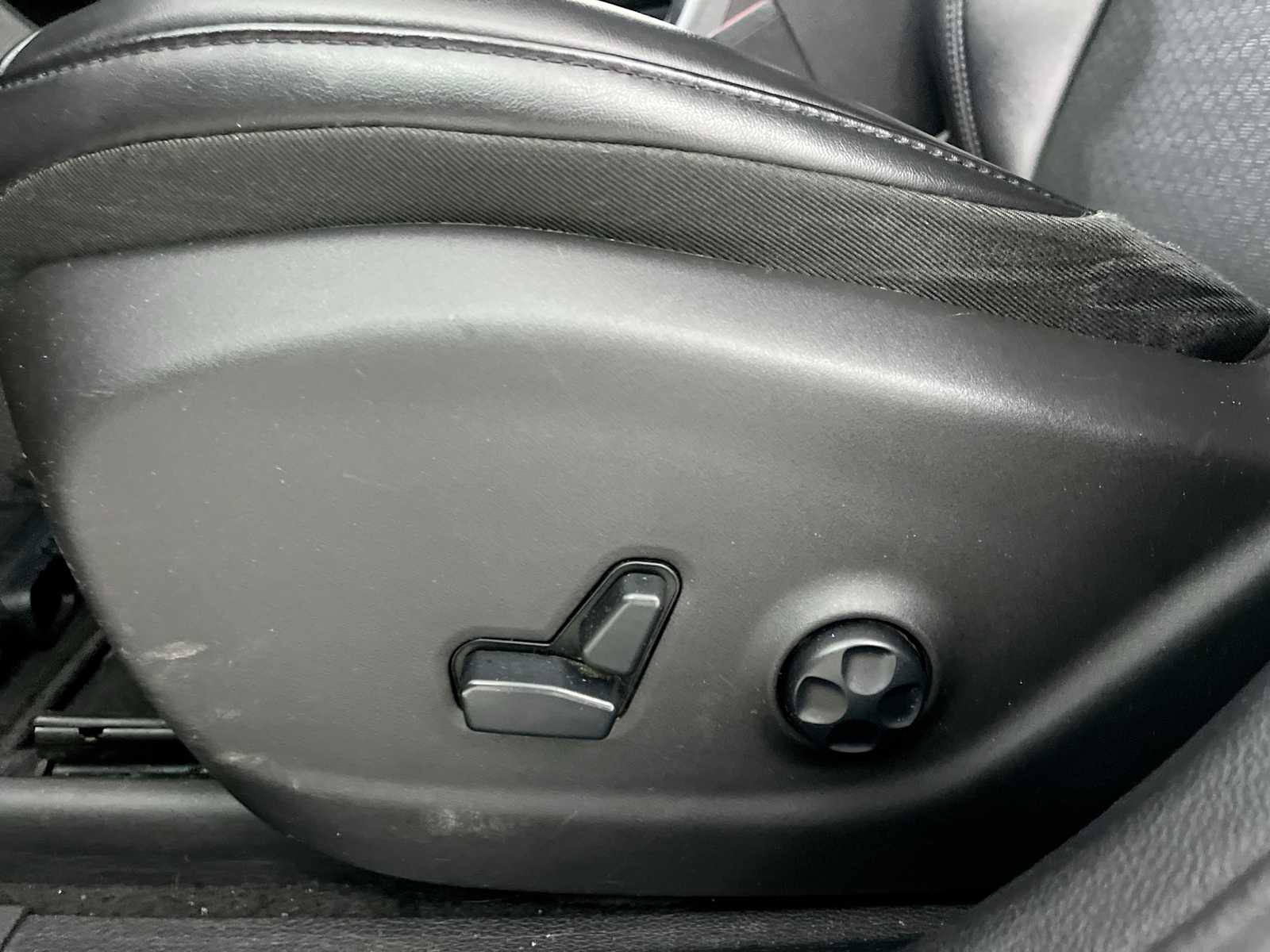 Thumbnail: 2019 Jeep Cherokee - 14