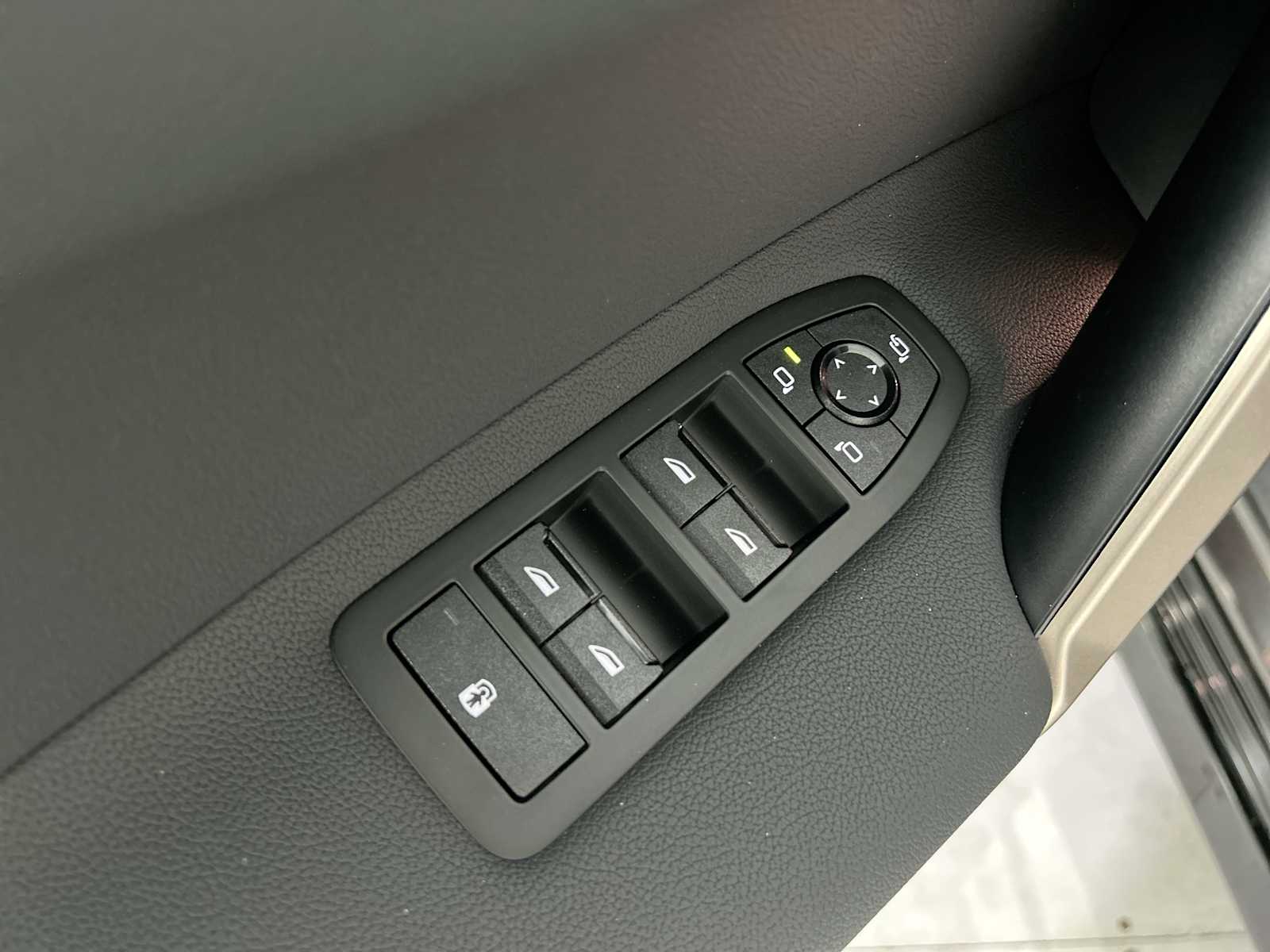 Thumbnail: 2026 BMW iX - 15