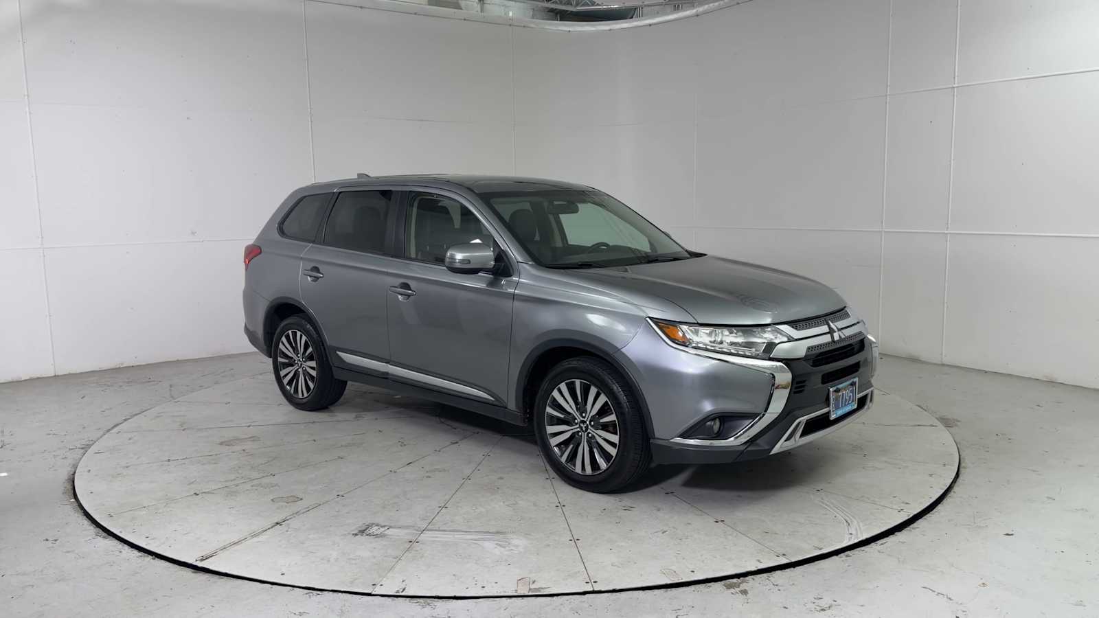 Thumbnail: 2019 Mitsubishi Outlander - 8