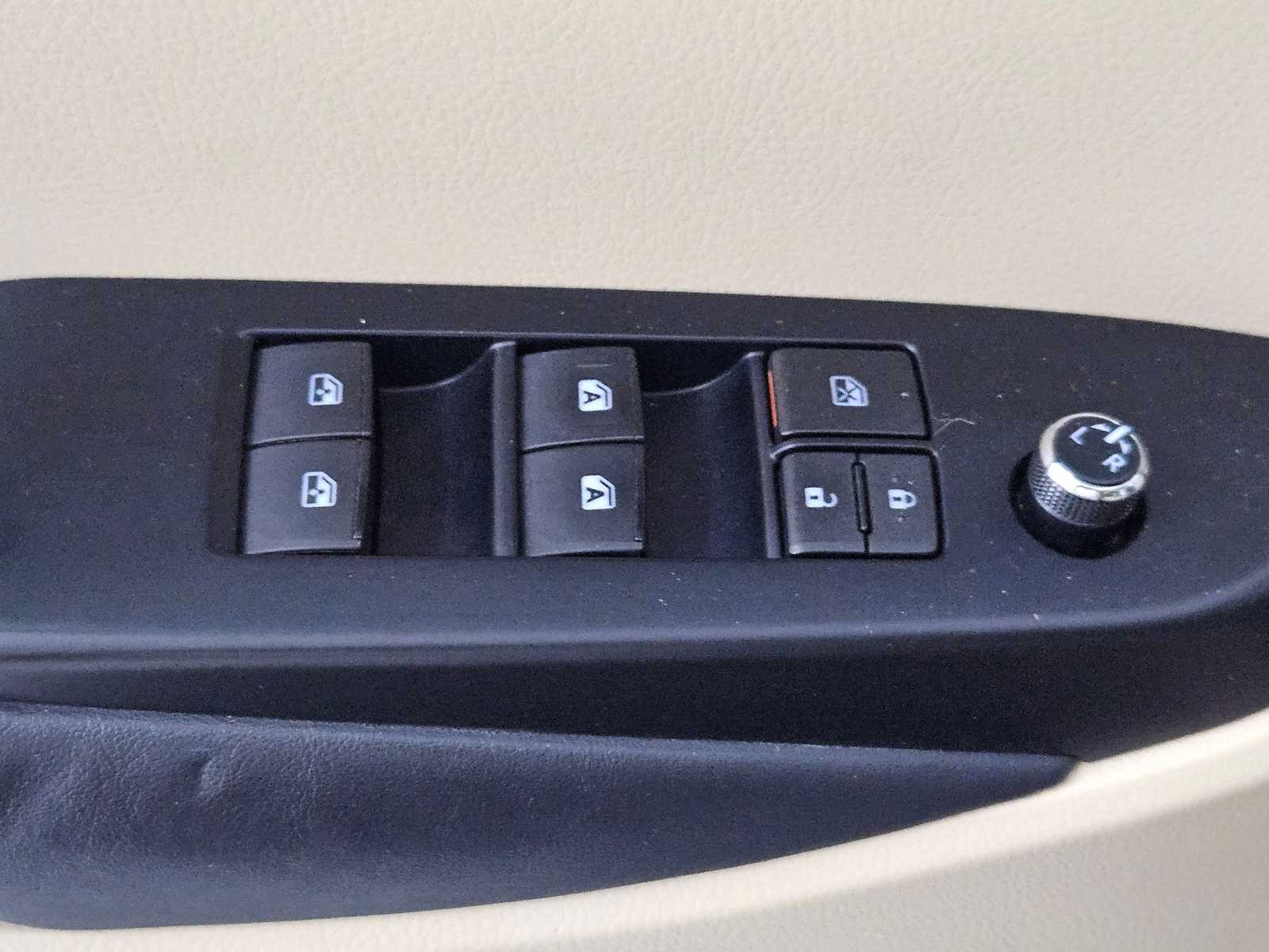 Thumbnail: 2015 Toyota Highlander - 10