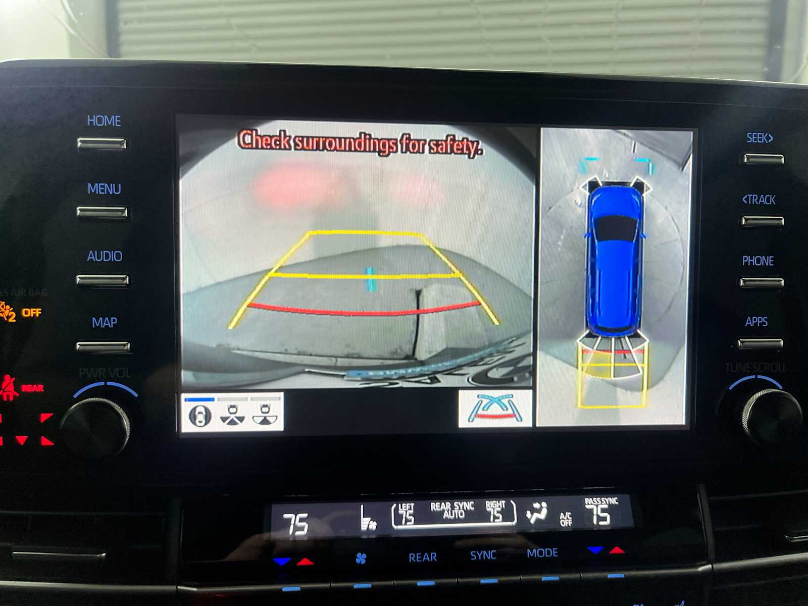 Thumbnail: 2023 Toyota Sienna - 24