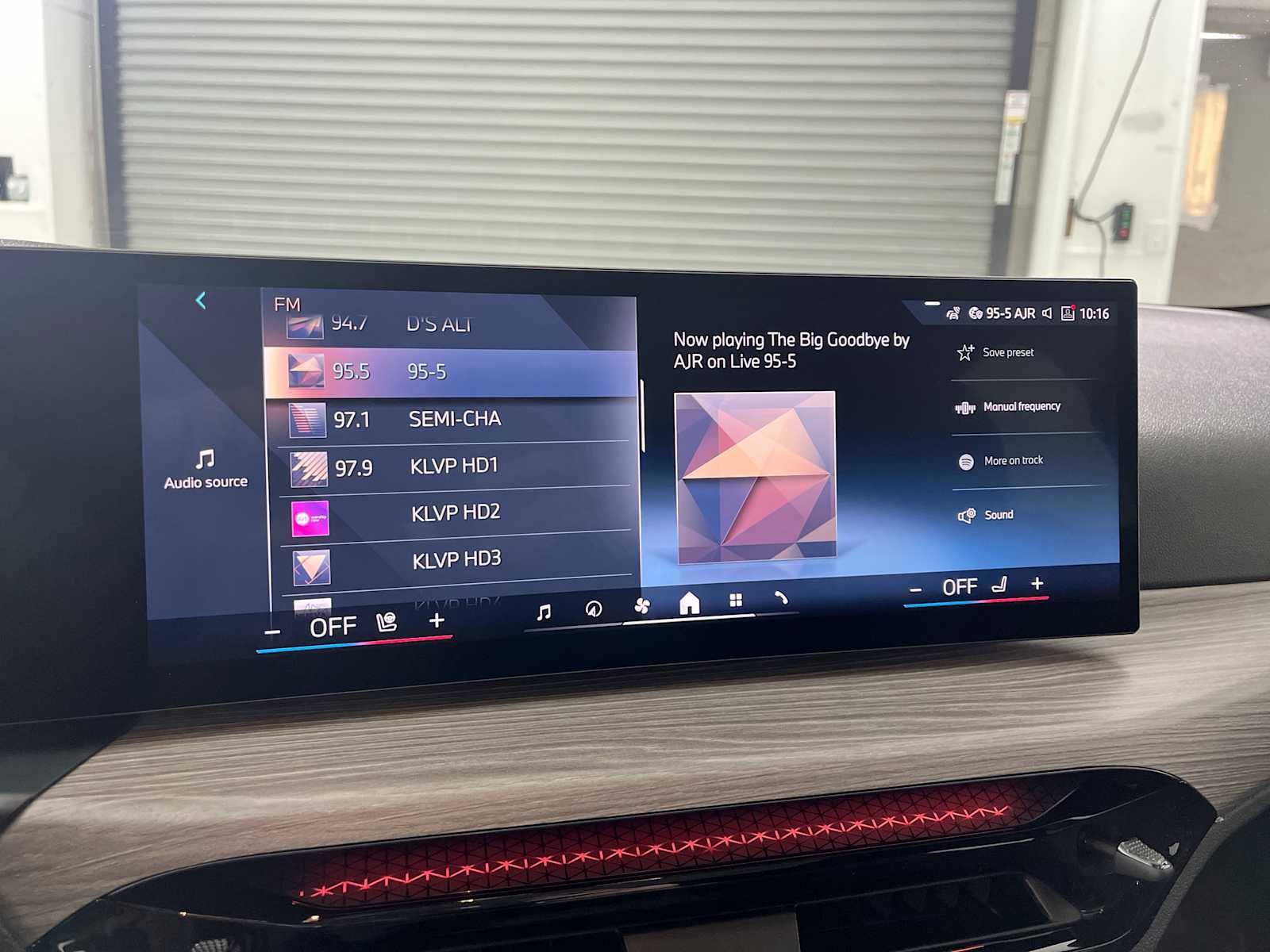 Thumbnail: 2025 BMW i4 - 12