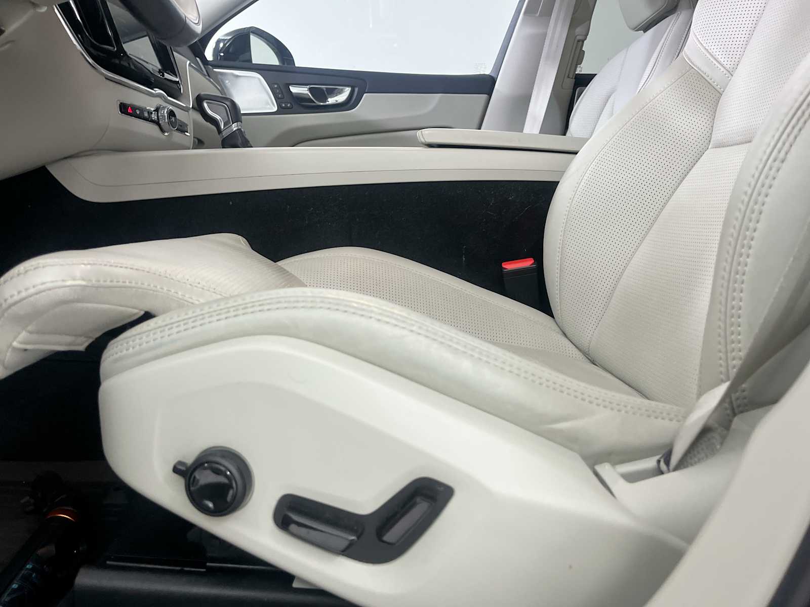 Thumbnail: 2019 Volvo XC60 - 15