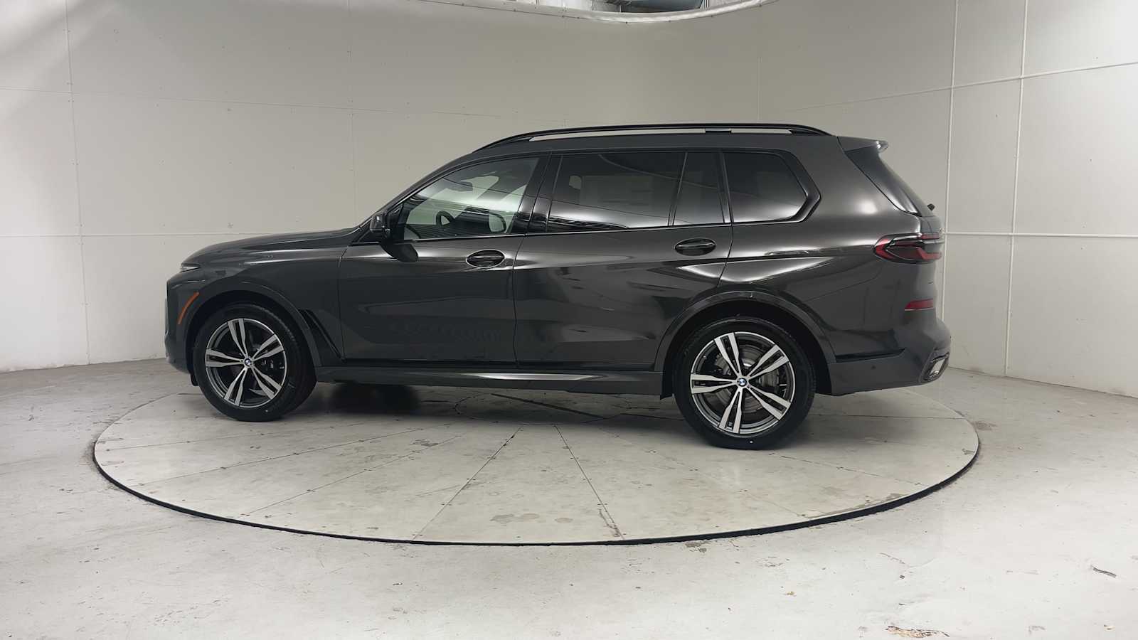 Thumbnail: 2027 BMW X7 - 4