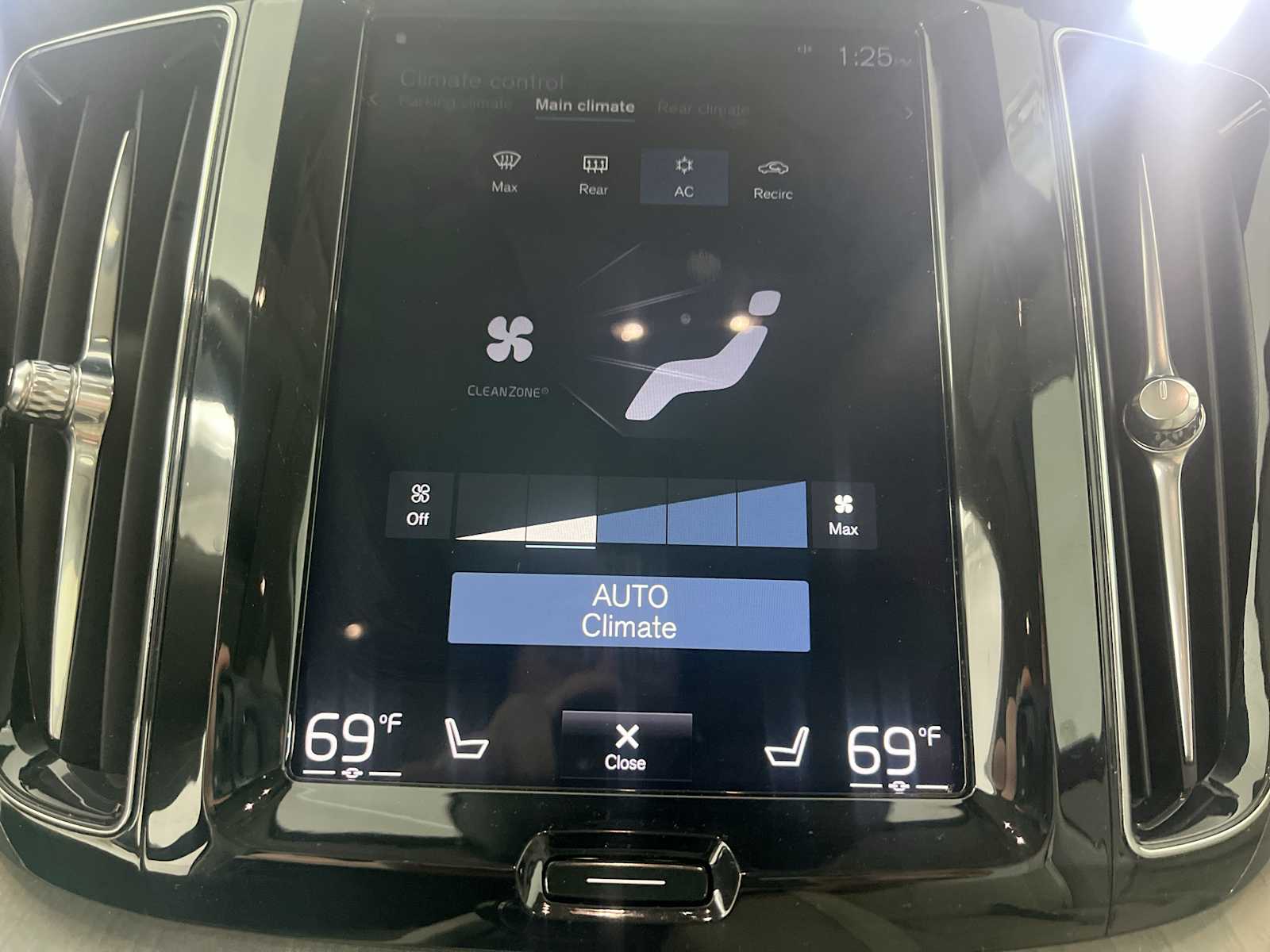 Thumbnail: 2019 Volvo XC60 - 18