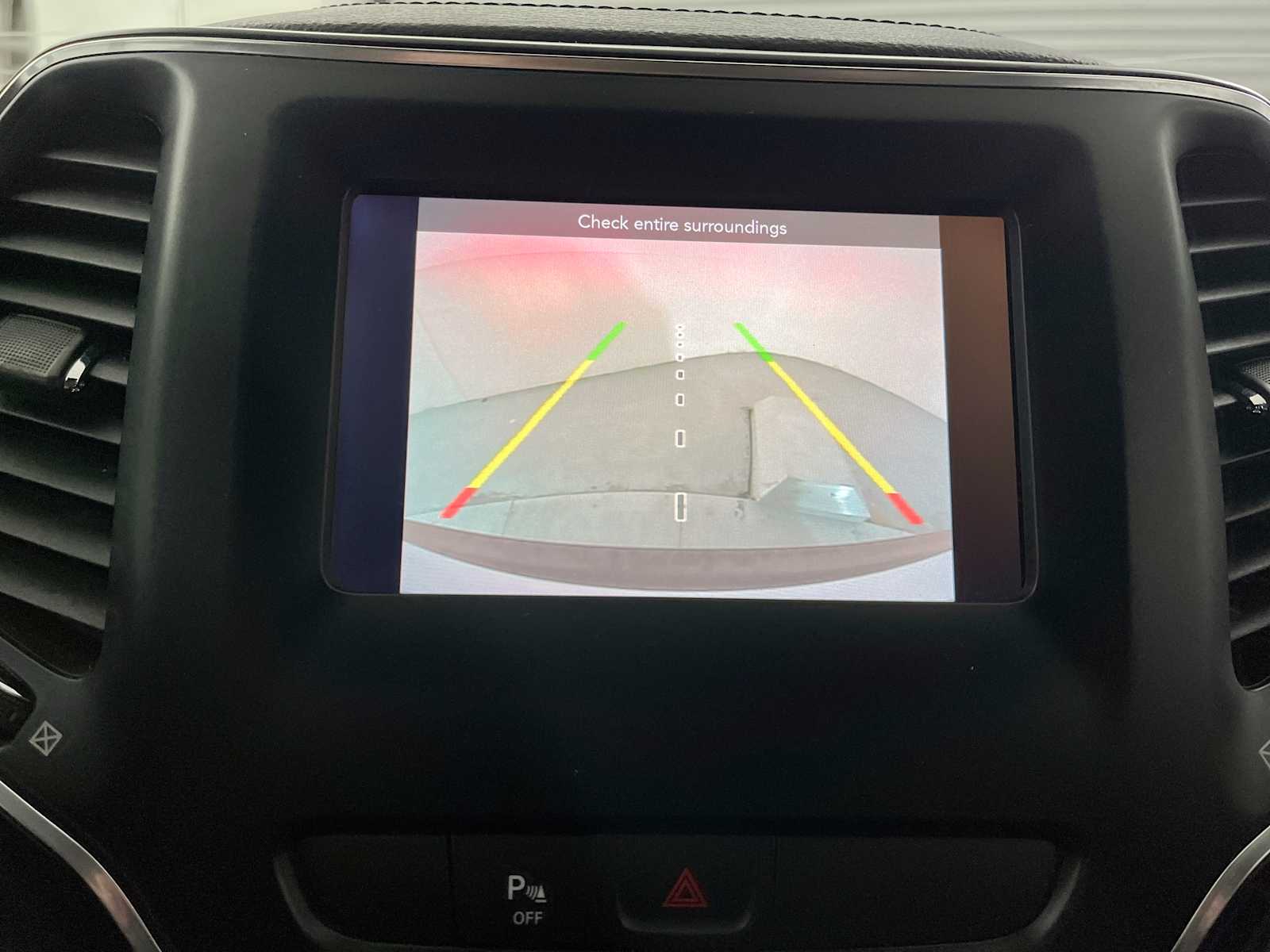 Thumbnail: 2019 Jeep Cherokee - 23