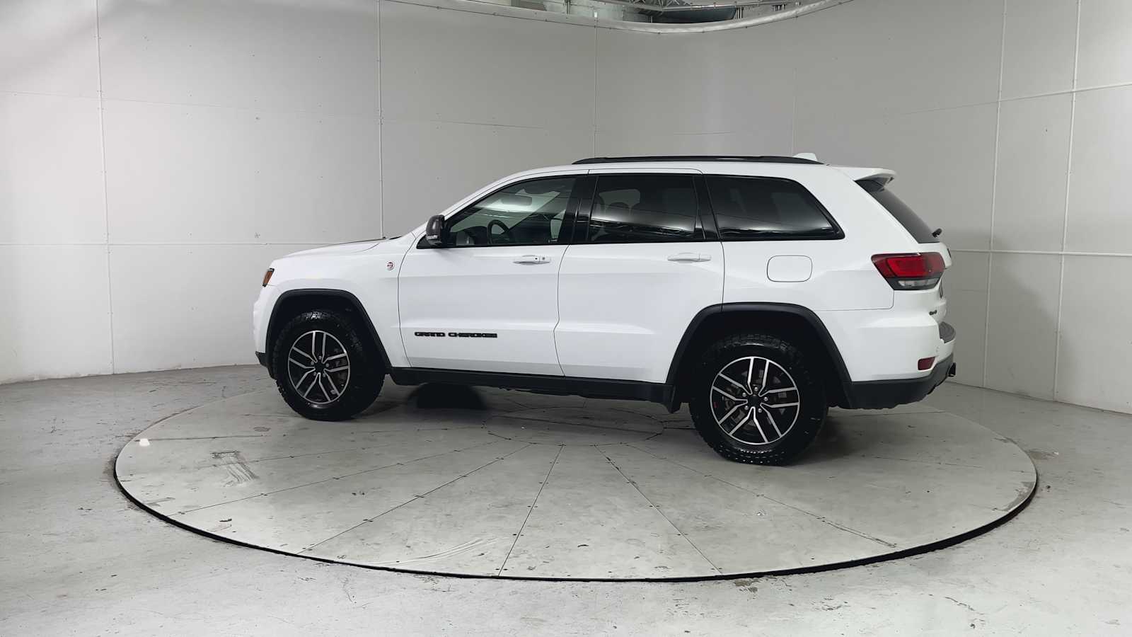 Thumbnail: 2020 Jeep Grand Cherokee - 3