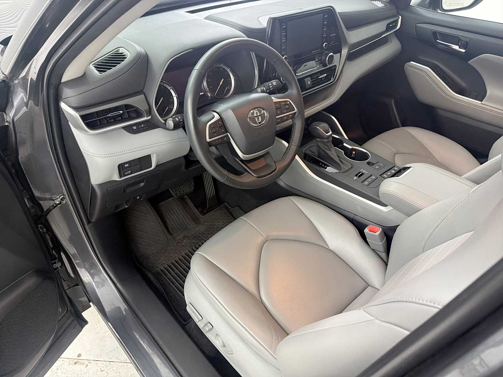 Thumbnail: 2022 Toyota Highlander - 11