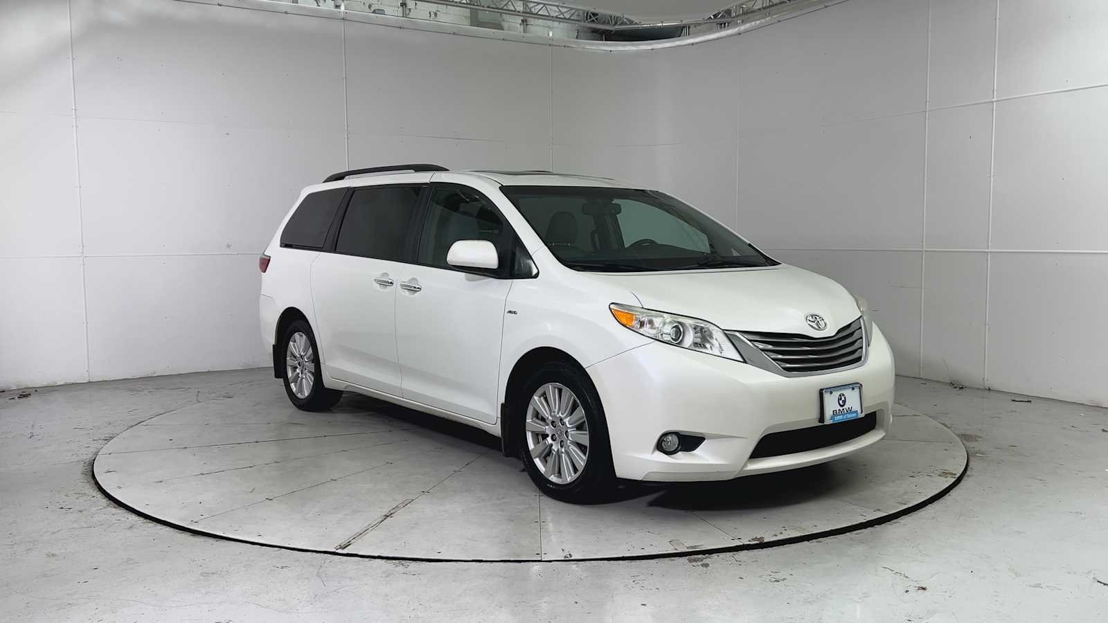 Thumbnail: 2017 Toyota Sienna - 8