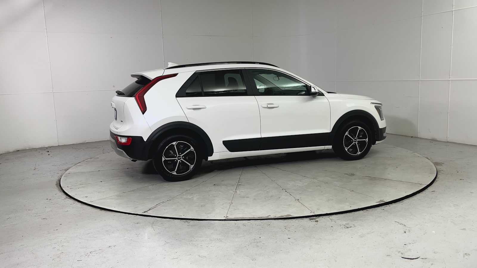 Thumbnail: 2025 Kia Niro - 9