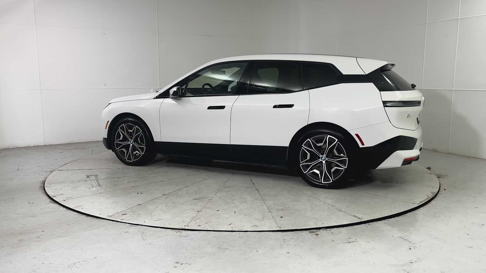 Thumbnail: 2023 BMW iX - 4