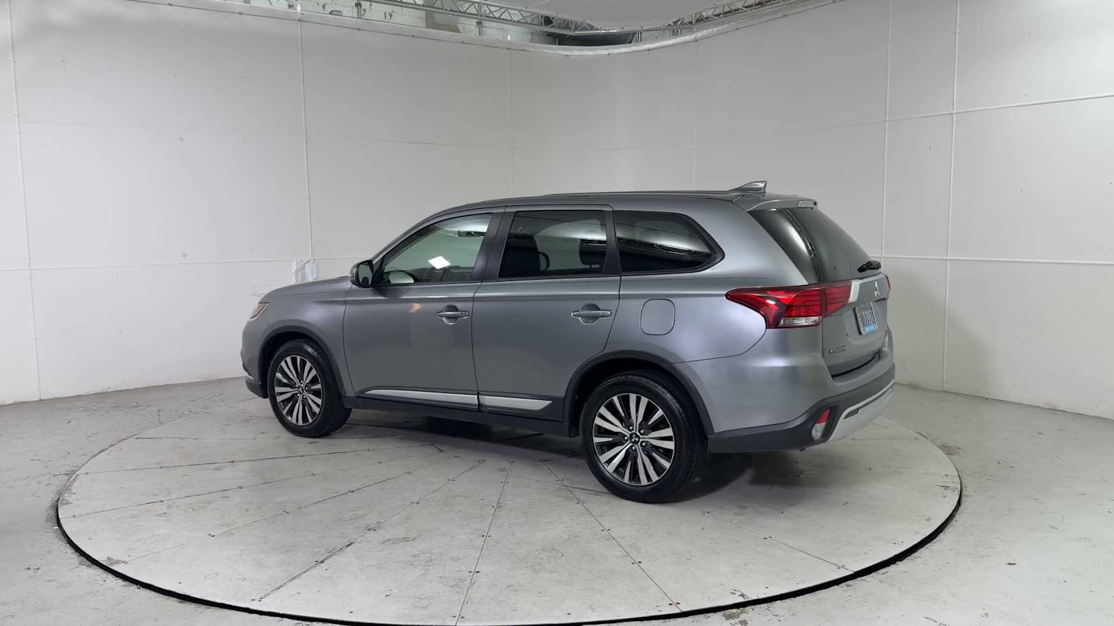 Thumbnail: 2019 Mitsubishi Outlander - 4