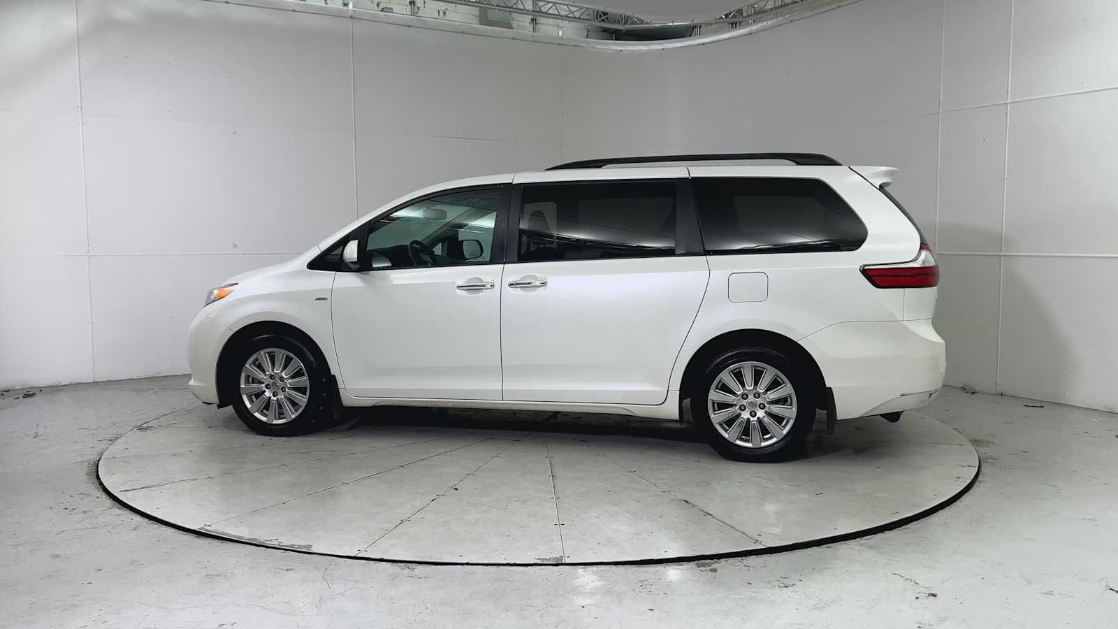 Thumbnail: 2017 Toyota Sienna - 5