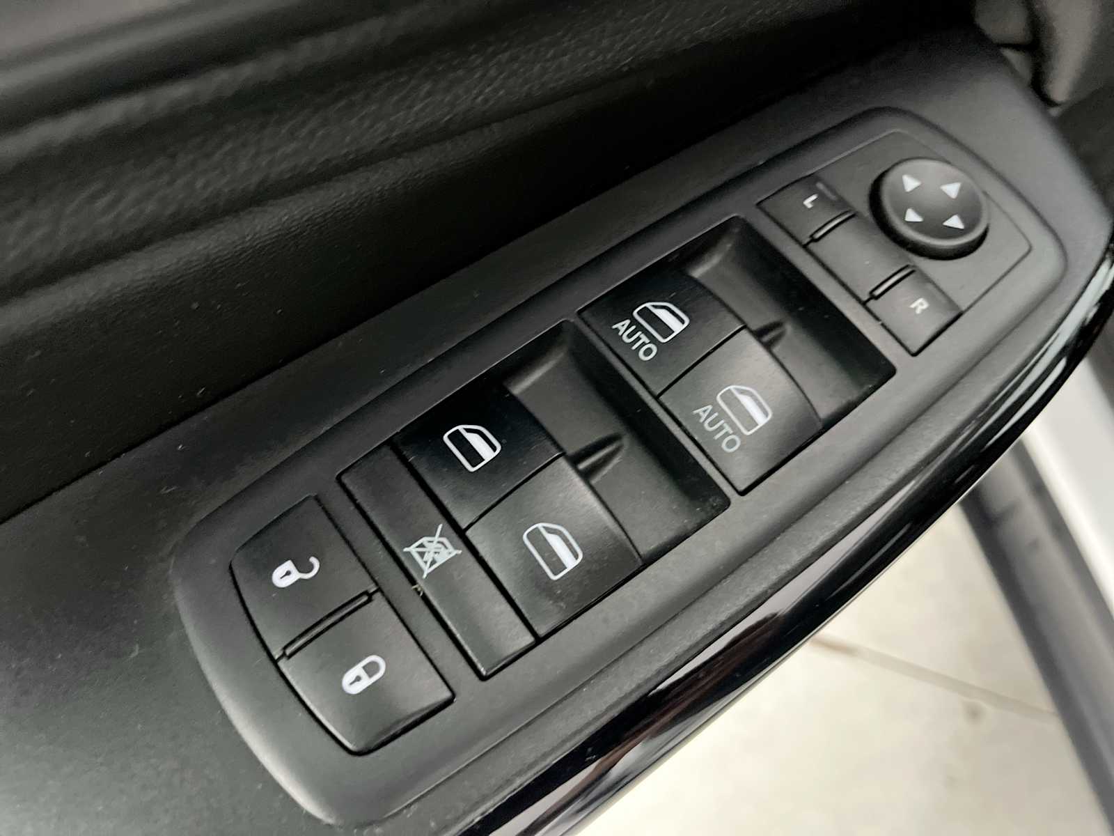 Thumbnail: 2019 Jeep Cherokee - 15