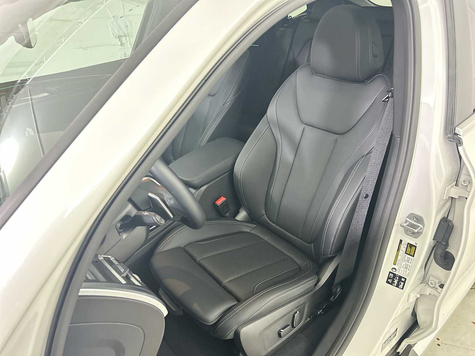 Thumbnail: 2025 BMW X4 - 13