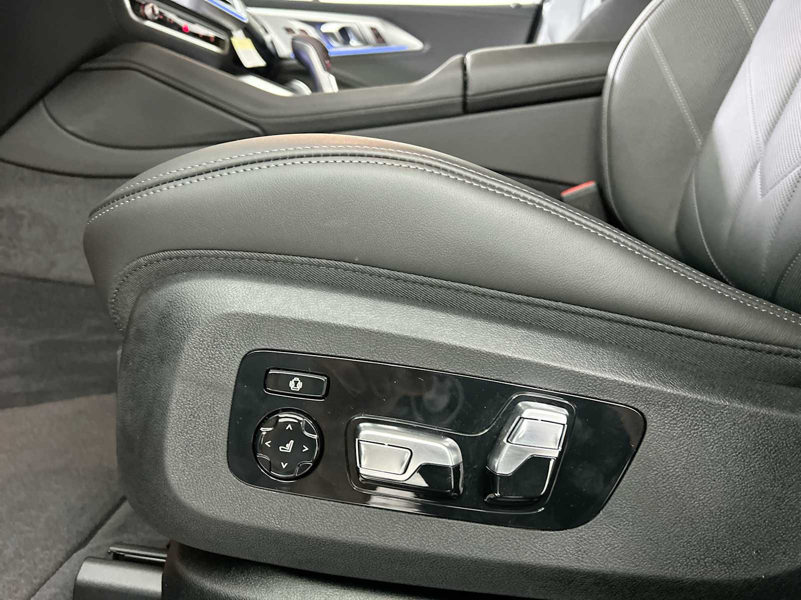 Thumbnail: 2026 BMW XM - 14