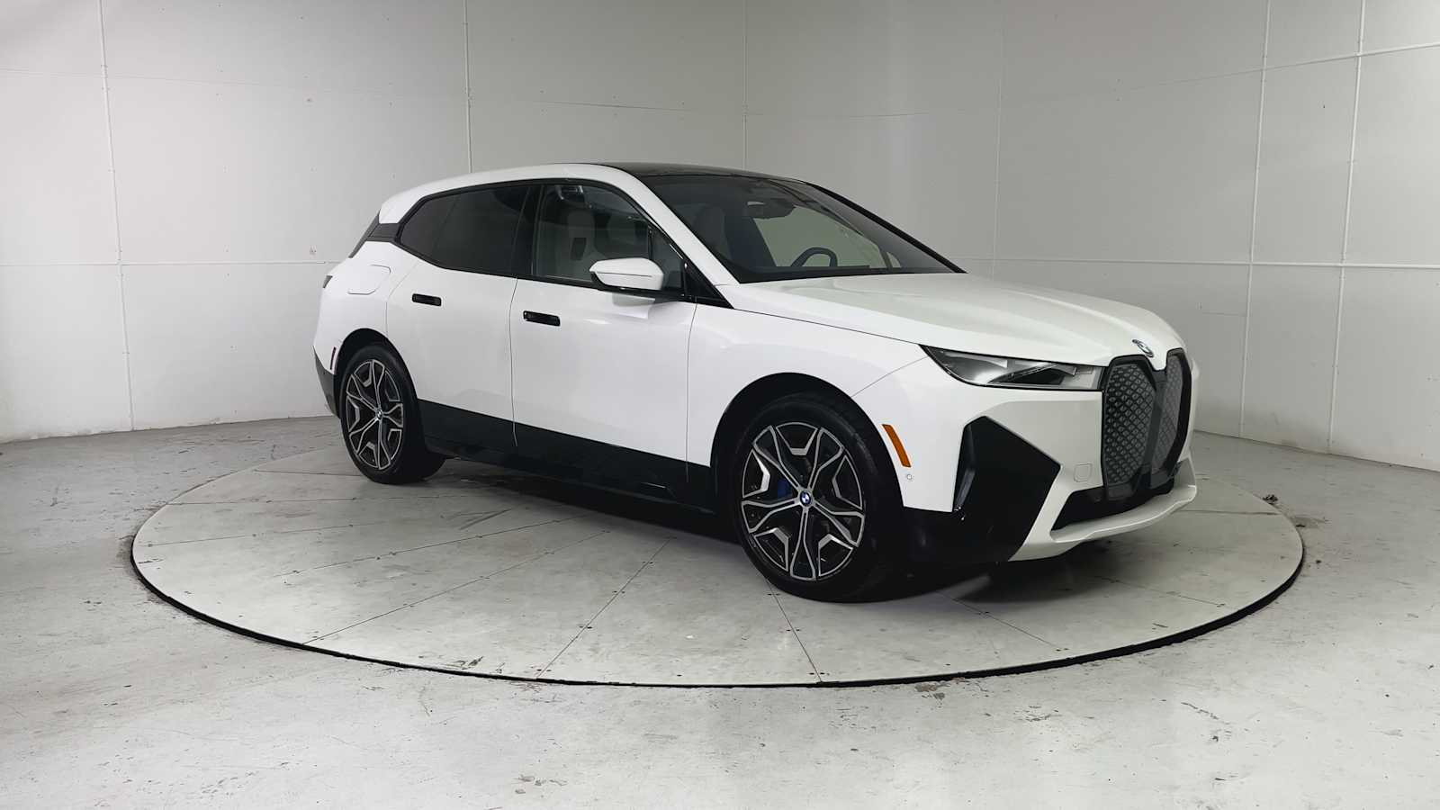 Thumbnail: 2023 BMW iX - 8