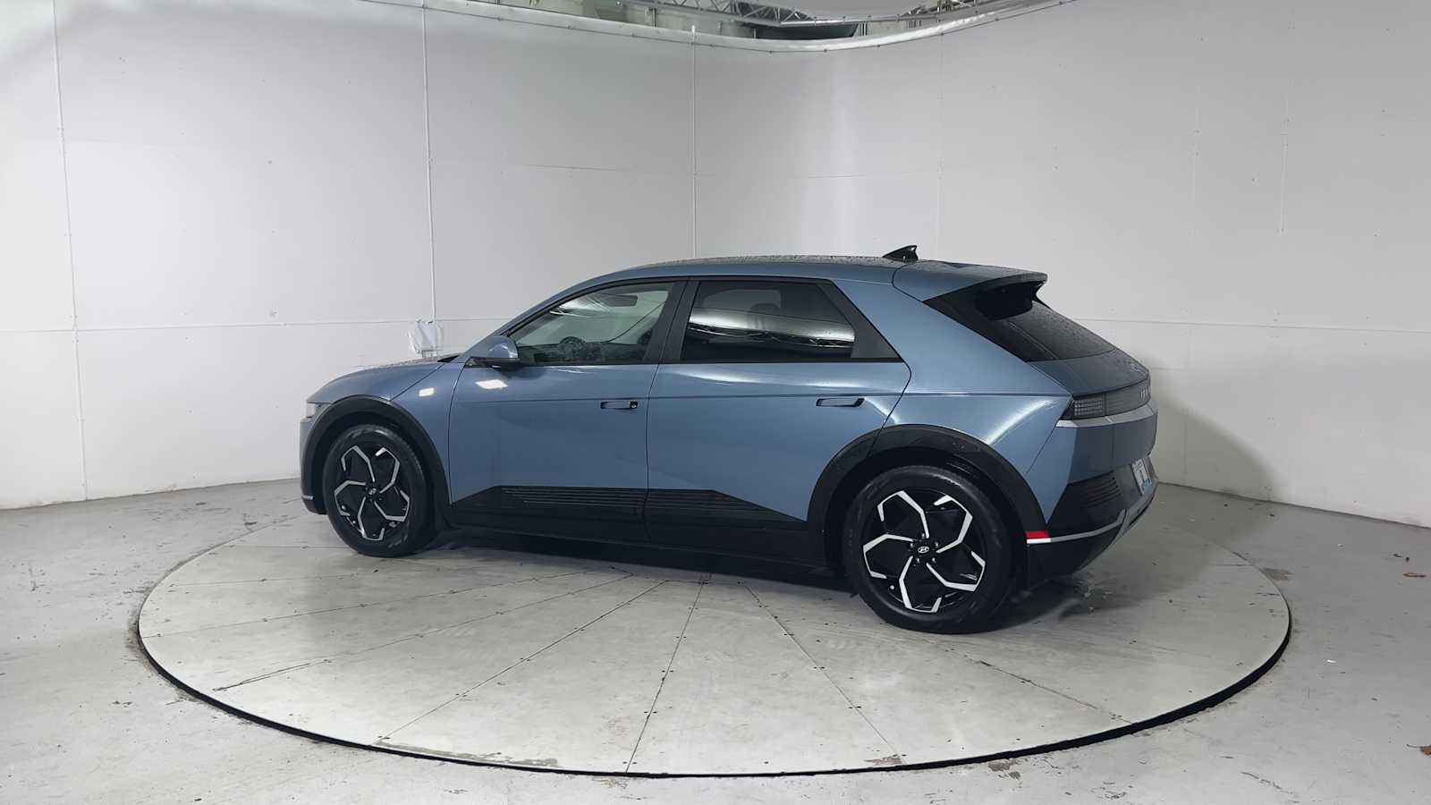 Thumbnail: 2022 Hyundai Ioniq 5 - 4