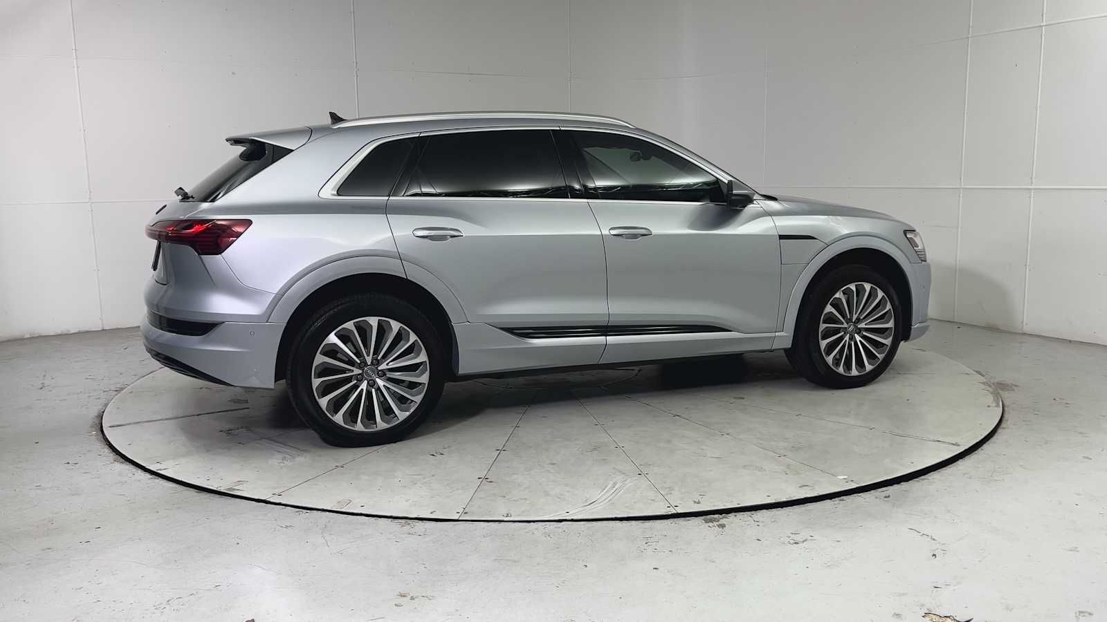 Thumbnail: 2019 Audi e-tron - 9