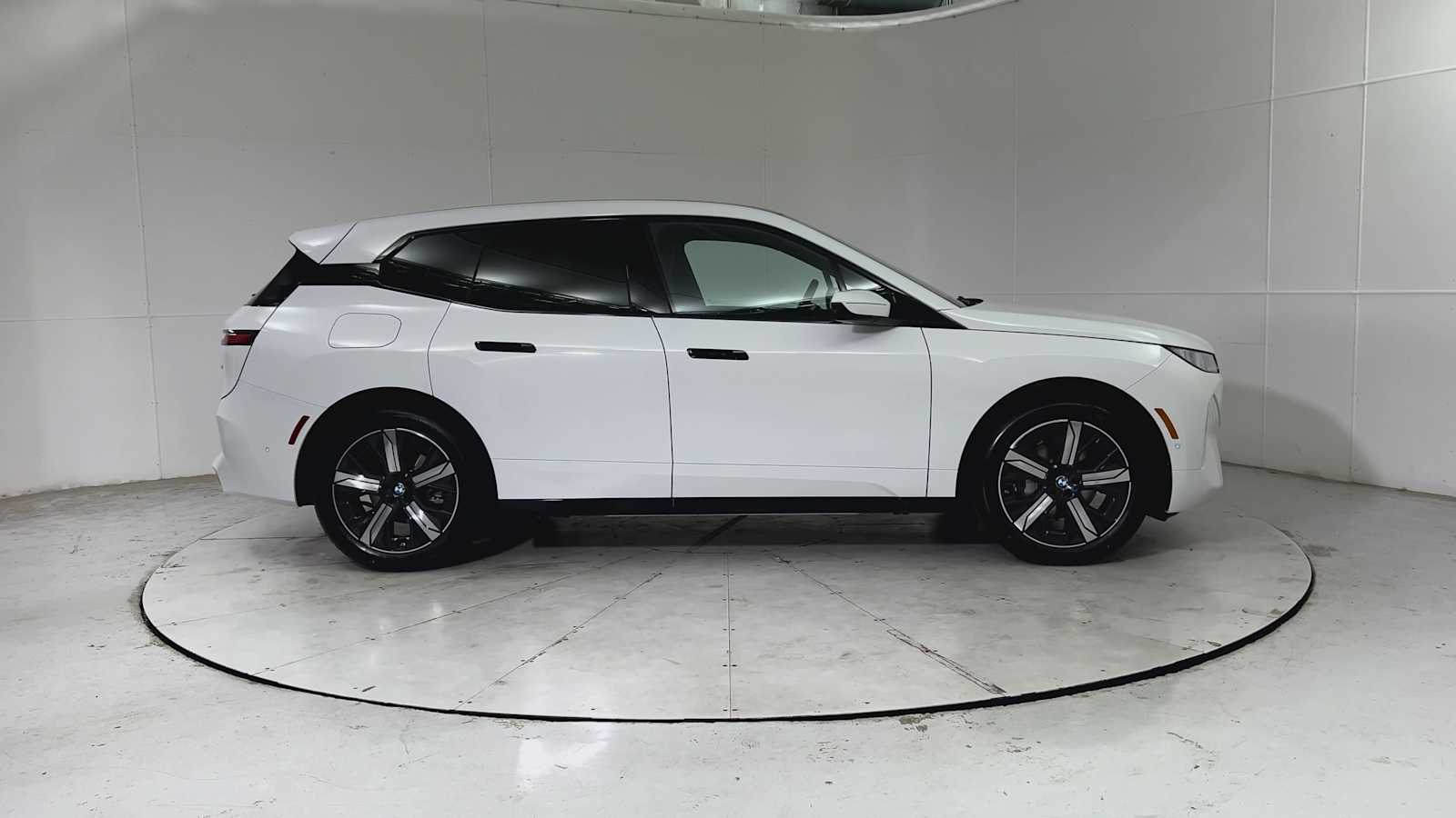 Thumbnail: 2026 BMW iX - 9