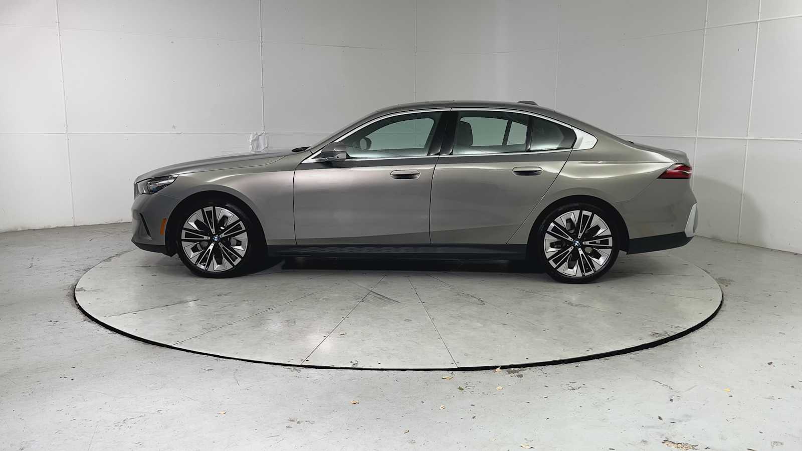 Thumbnail: 2026 BMW 5 Series - 5