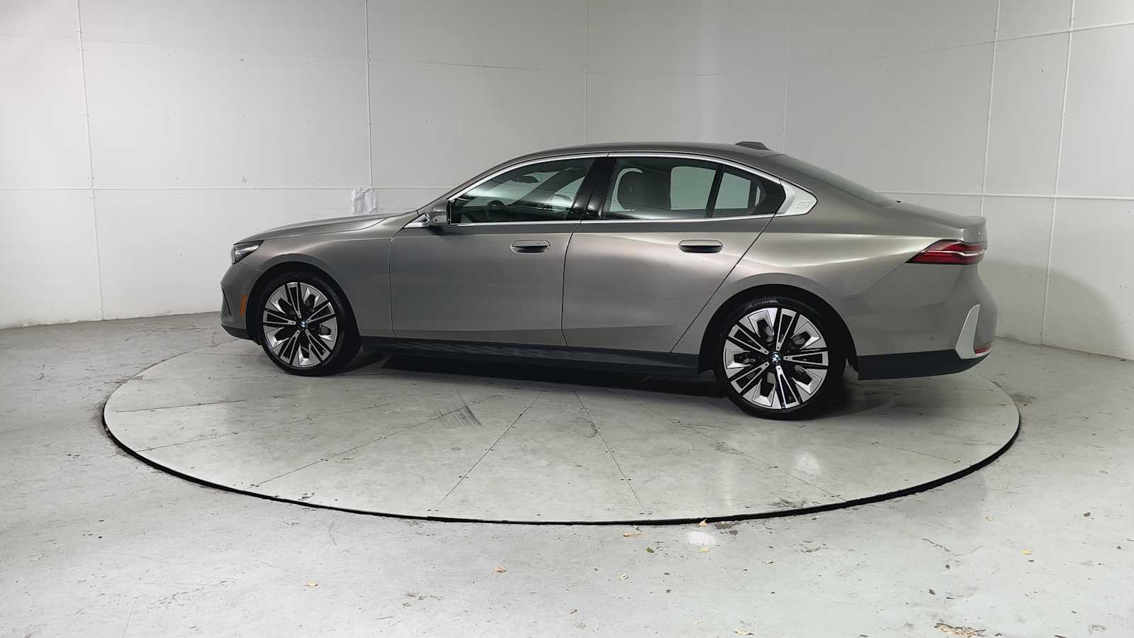 Thumbnail: 2026 BMW 5 Series - 4