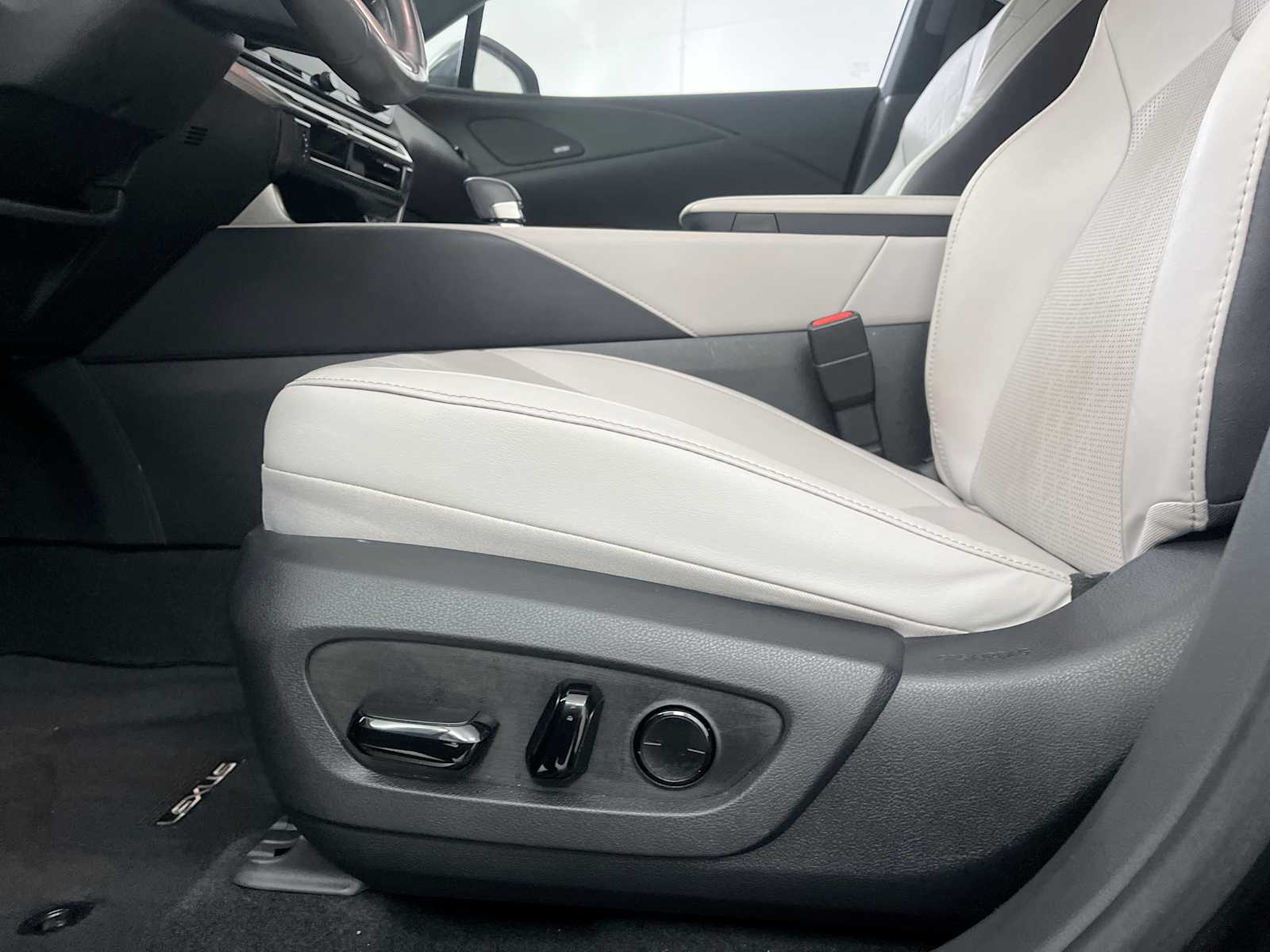 Thumbnail: 2023 Lexus RX - 20