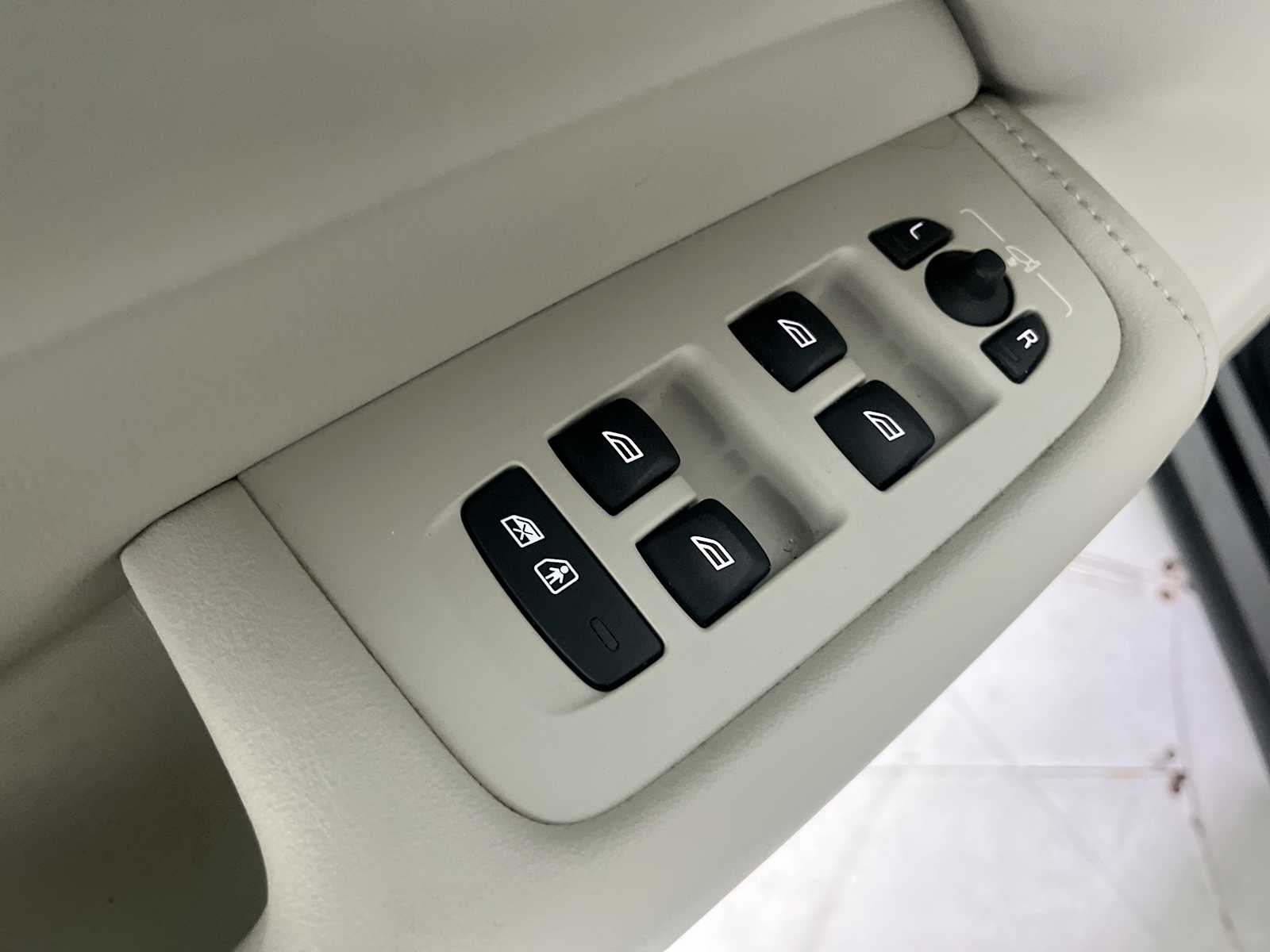 Thumbnail: 2019 Volvo XC60 - 16