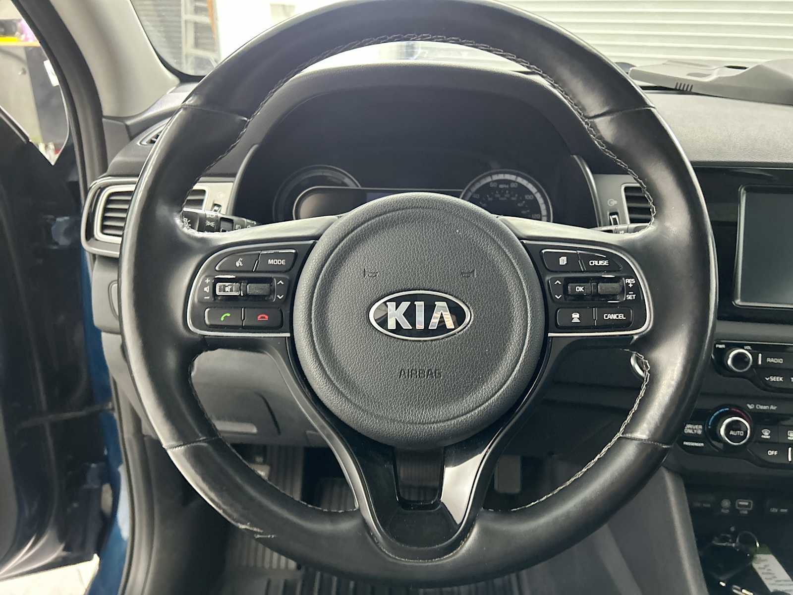 Thumbnail: 2017 Kia Niro - 11