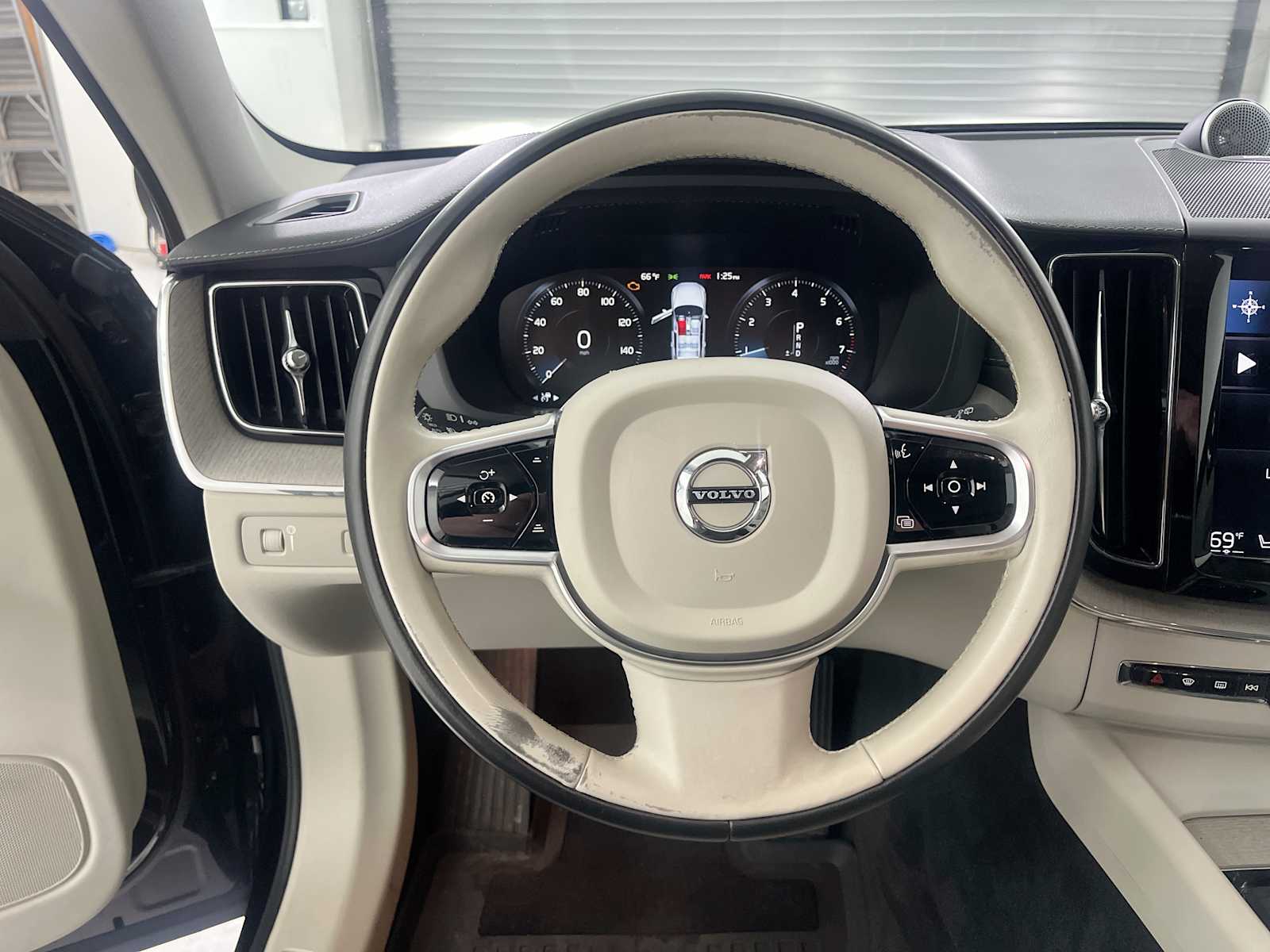 Thumbnail: 2019 Volvo XC60 - 12