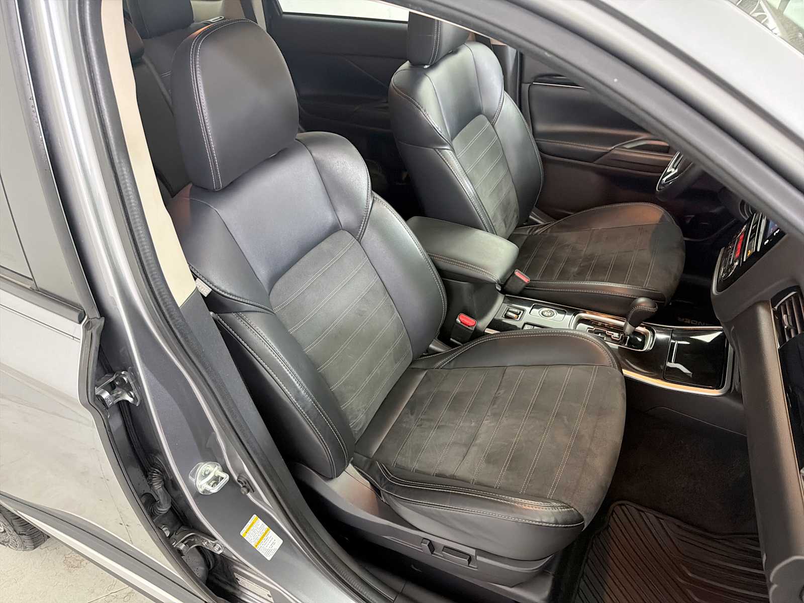 Thumbnail: 2019 Mitsubishi Outlander - 25