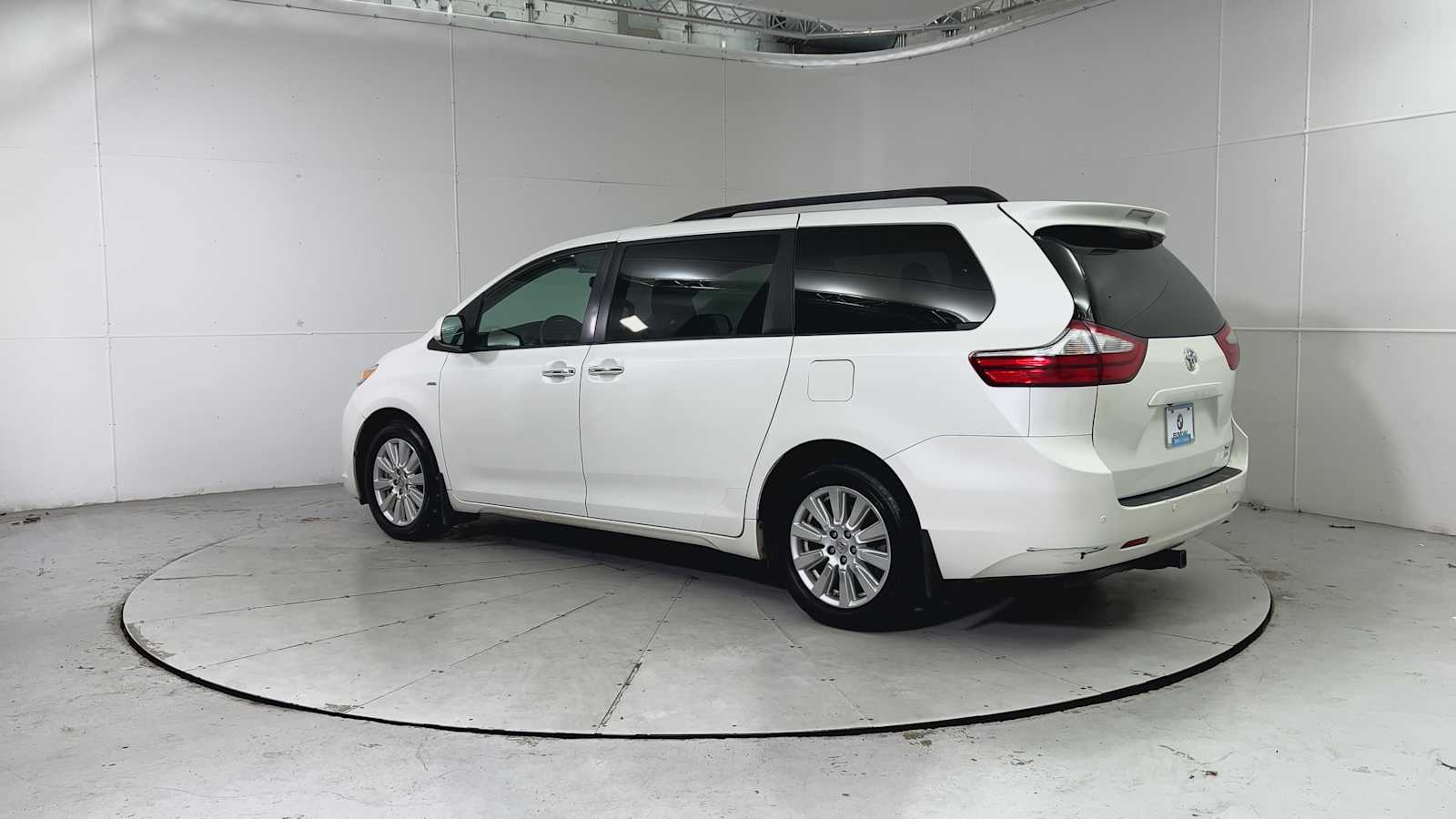 Thumbnail: 2017 Toyota Sienna - 4