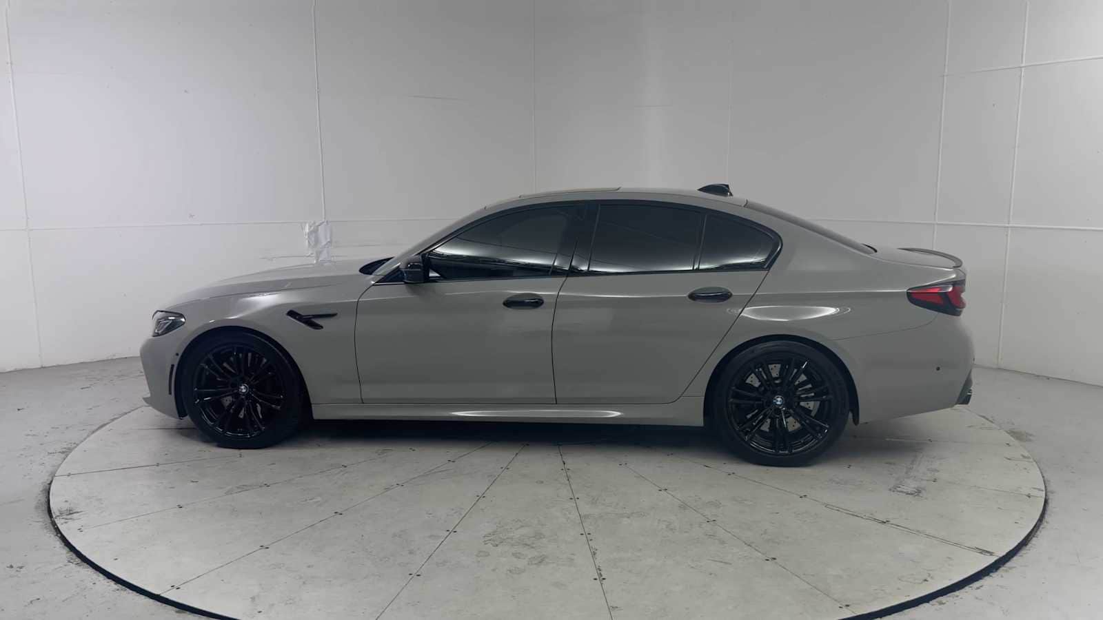 Thumbnail: 2023 BMW M5 - 5