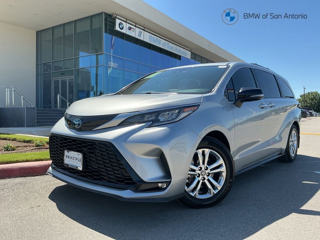 2023 Toyota Sienna XSE 25th Anniversary Hybrid AWD's photo