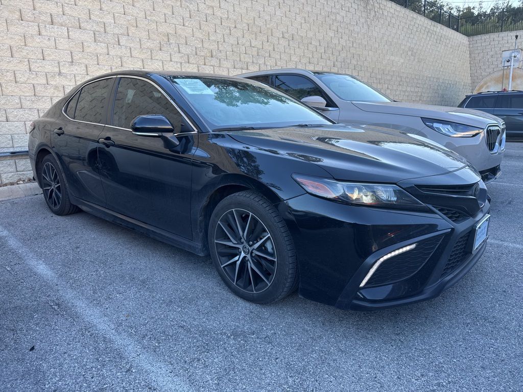 2022 Toyota Camry SE photo 2