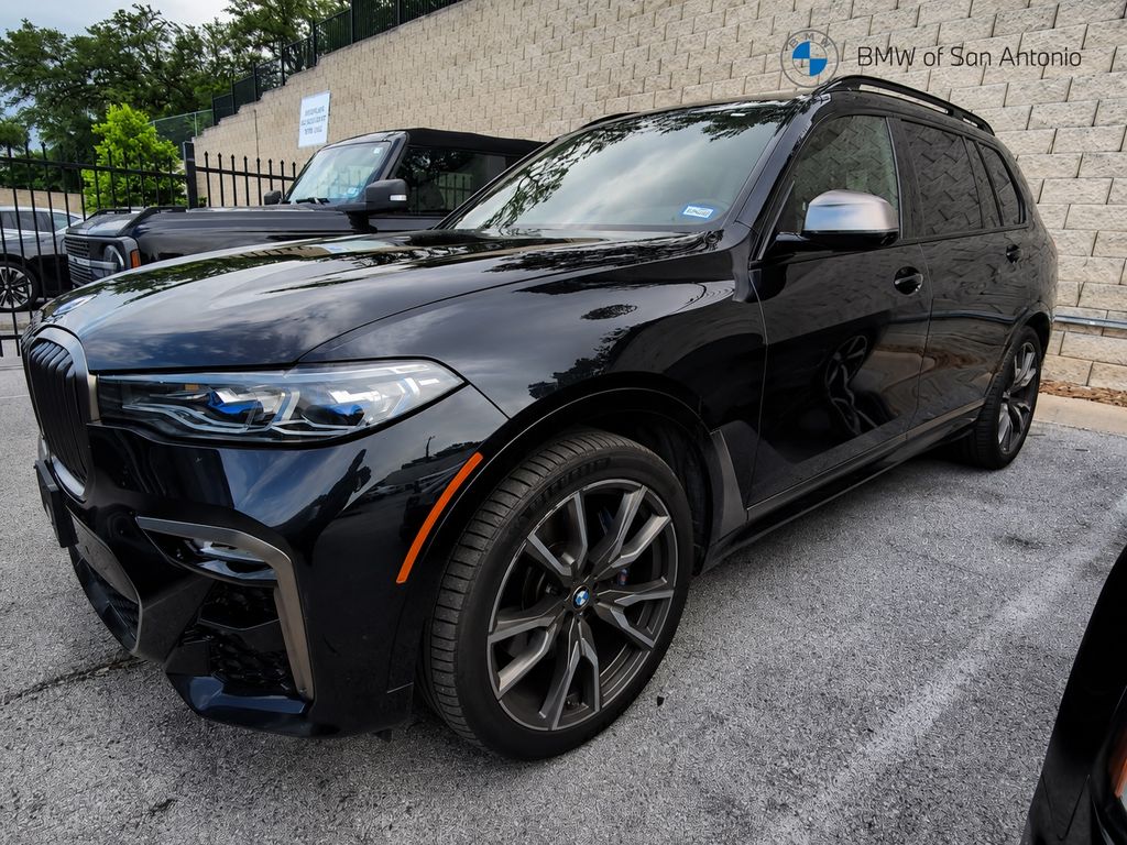 2022 BMW X7 M50i's photo