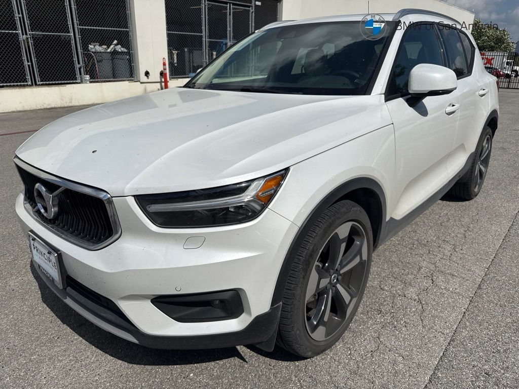 2022 Volvo XC40 T5 Momentum AWD's photo
