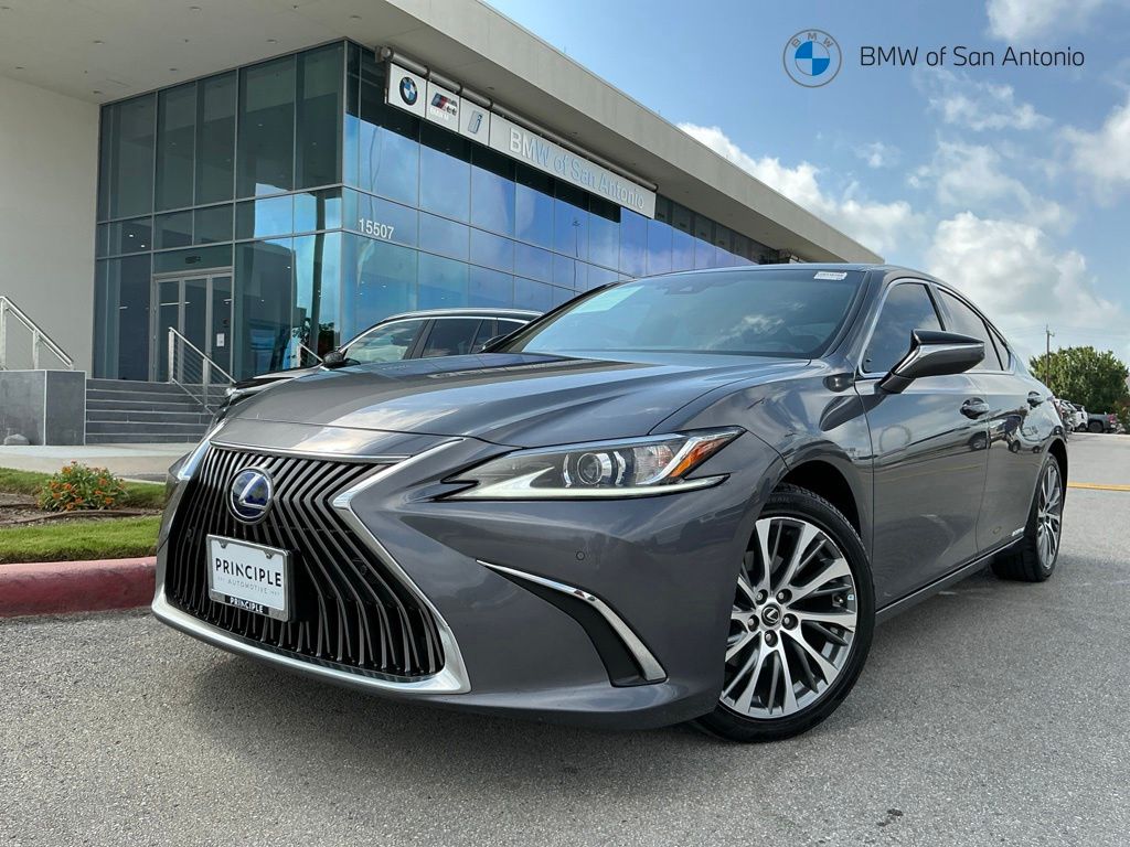2020 Lexus ES 300h 300h's photo