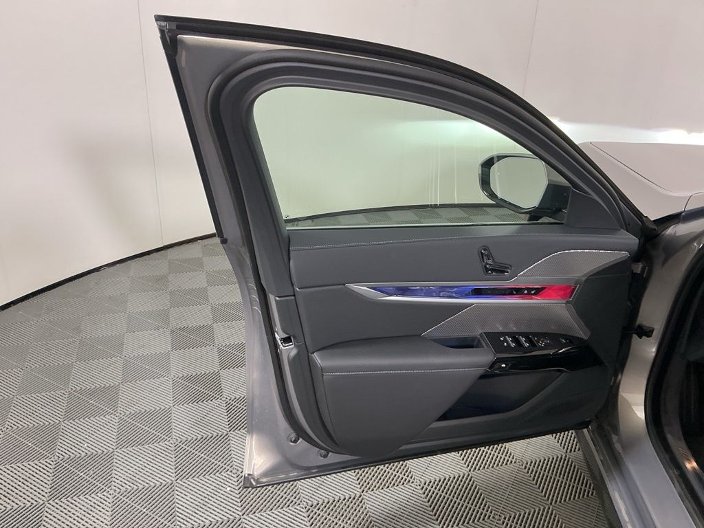 2025 BMW 7 Series 760i - Photo 23